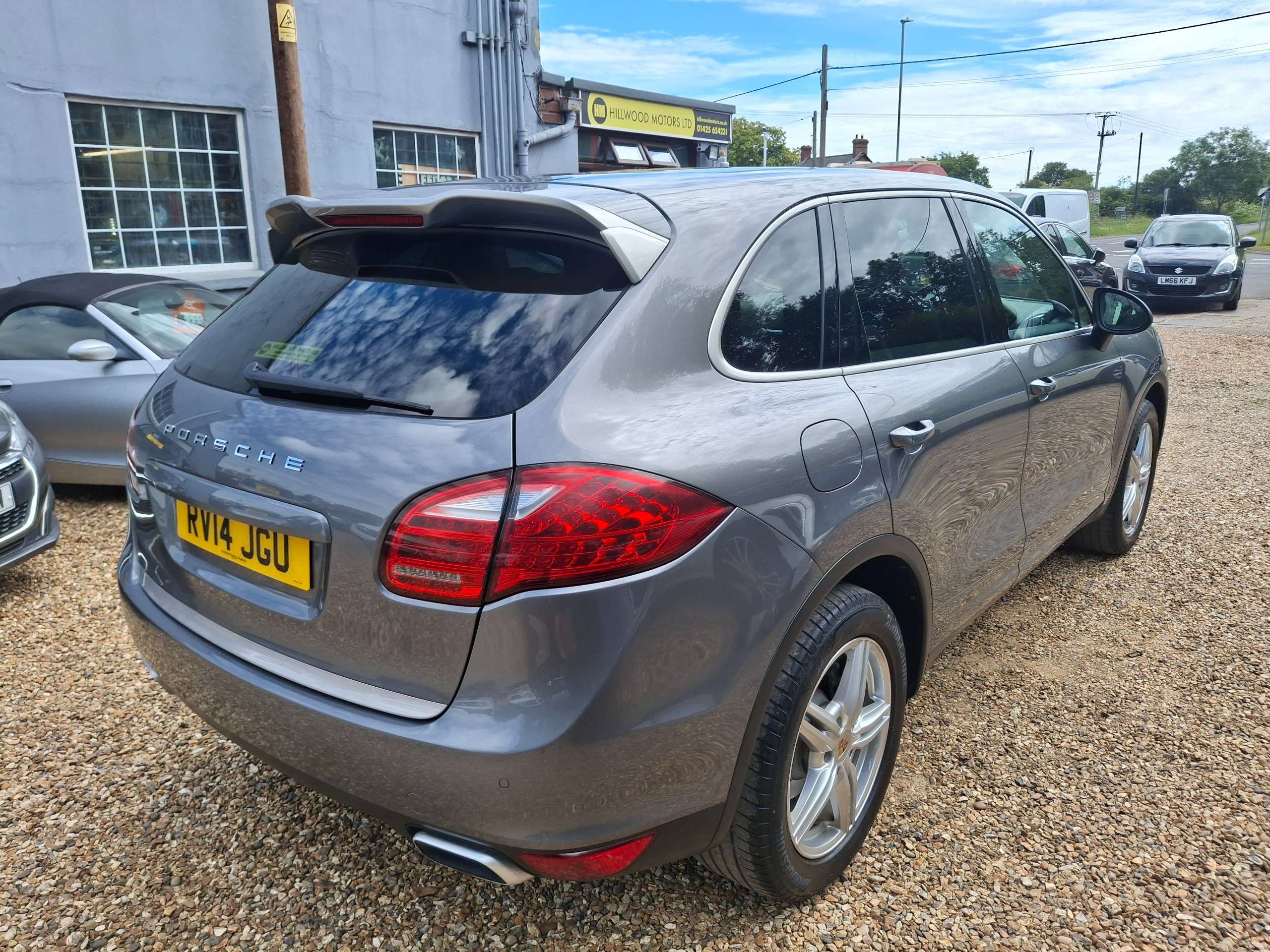 A 2014 PORSCHE CAYENNE 3.0 TD V6 Platinum Edition SUV 5dr Diesel TiptronicS 4WD Euro 5 (s/s) (245 ps) A 2014 PORSCHE CAYENNE 3.0 TD V6 Platinum Edition SUV 5dr Diesel TiptronicS 4WD Euro 5 (s/s) (245 ps)
