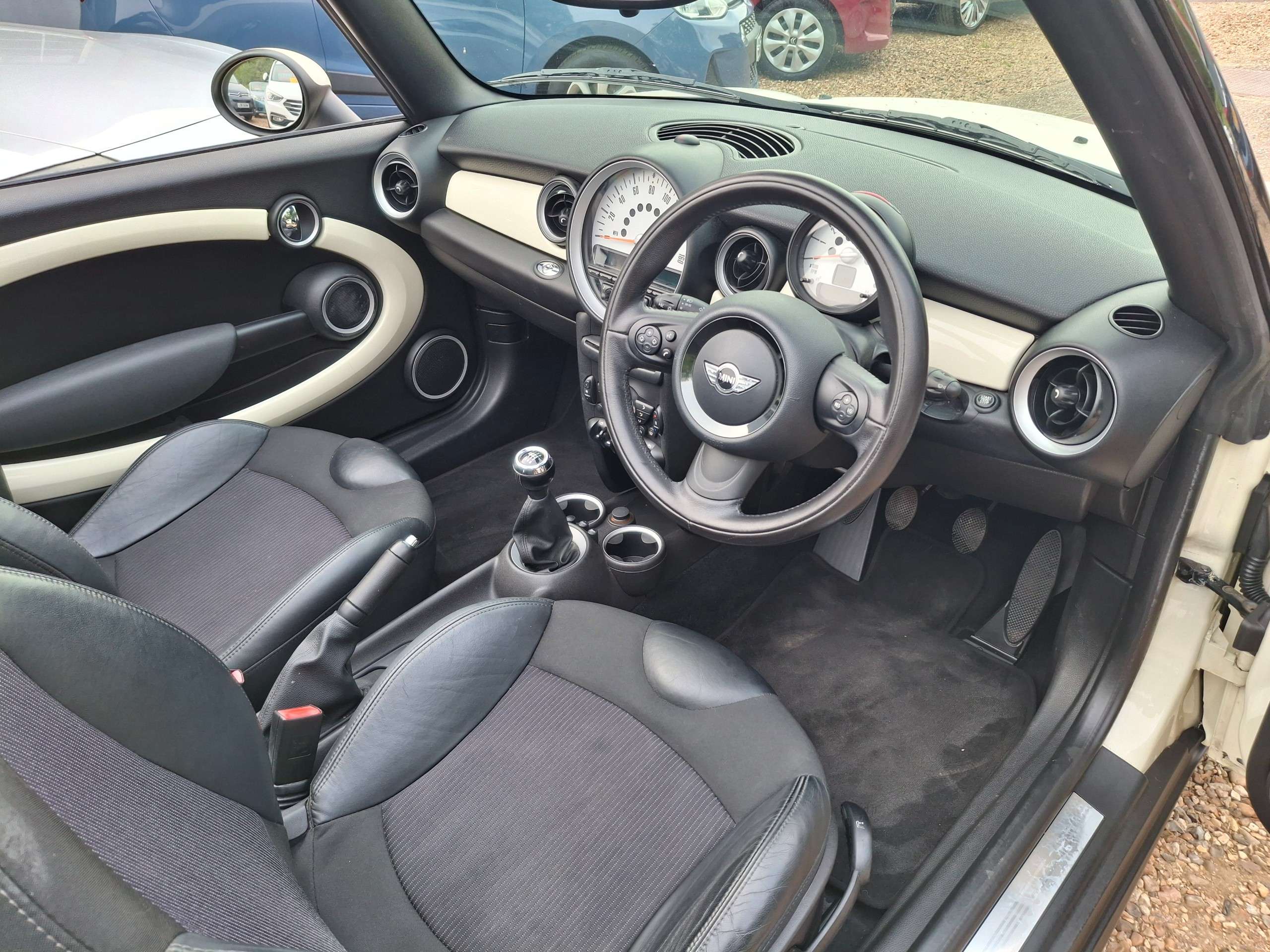 2011 MINI CONVERTIBLE 2011 MINI CONVERTIBLE