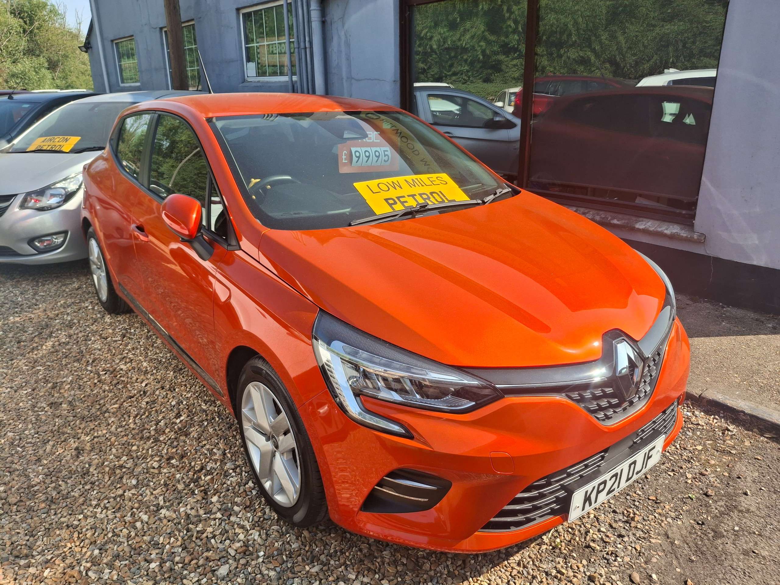 A 2021 RENAULT CLIO 1.0 SCe Play Hatchback 5dr Petrol Manual Euro 6 (s/s) (75 ps) A 2021 RENAULT CLIO 1.0 SCe Play Hatchback 5dr Petrol Manual Euro 6 (s/s) (75 ps)