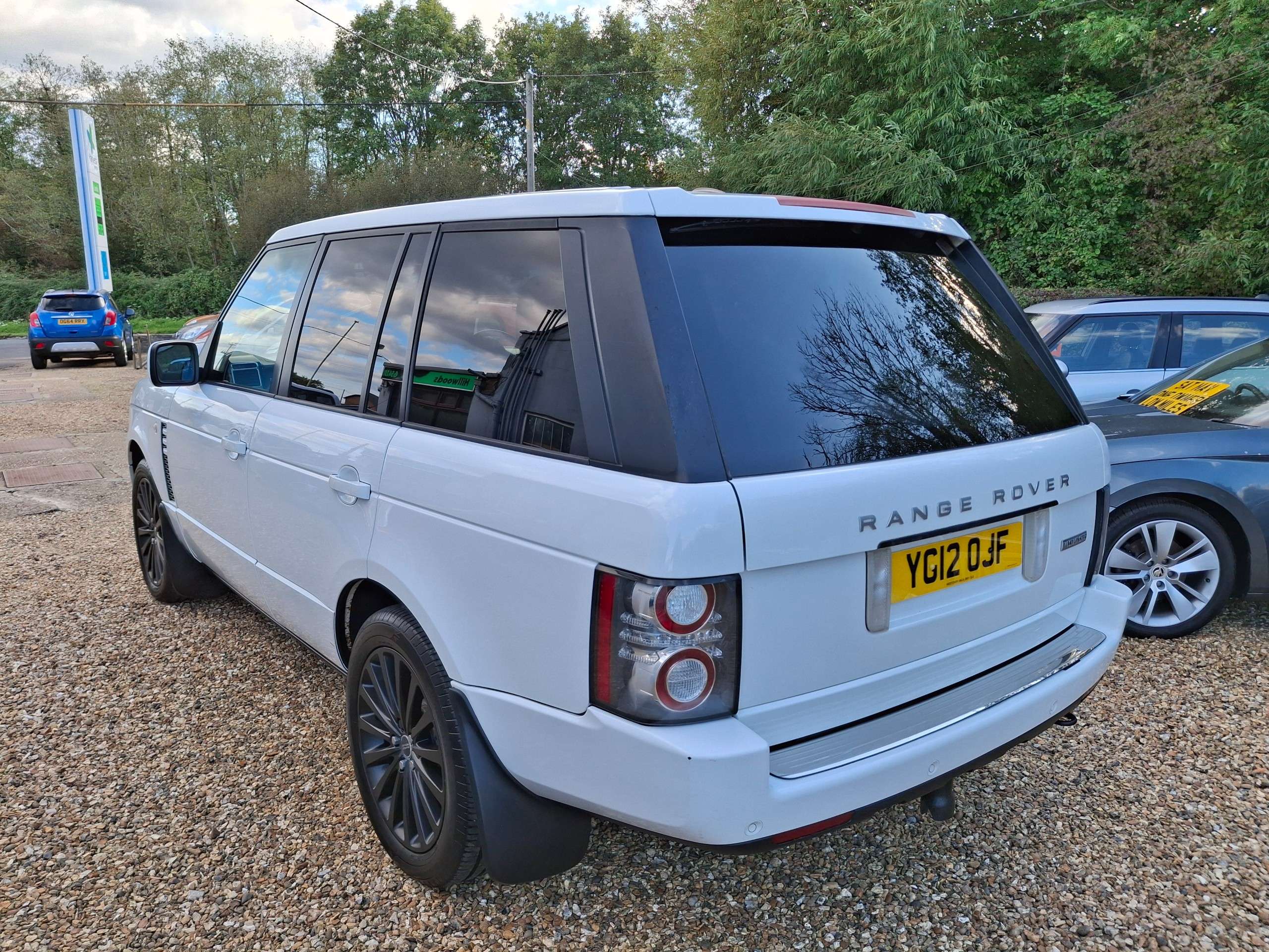 A 2012 LAND ROVER RANGE ROVER 4.4 TD V8 Westminster SUV 5dr Diesel Auto 4WD Euro 5 (313 bhp) A 2012 LAND ROVER RANGE ROVER 4.4 TD V8 Westminster SUV 5dr Diesel Auto 4WD Euro 5 (313 bhp)