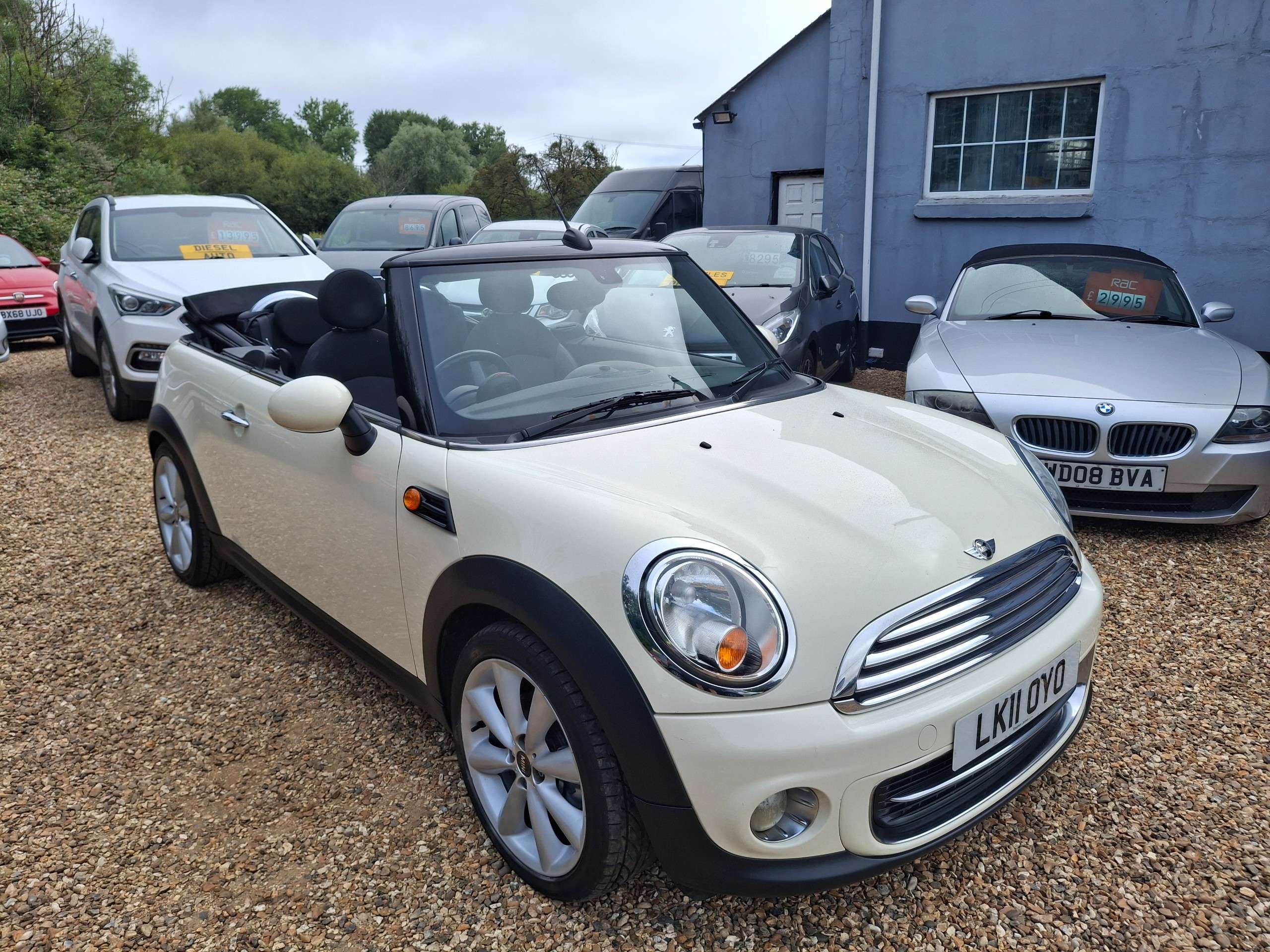 A 2011 MINI CONVERTIBLE 1.6 Cooper Convertible 2dr Petrol Manual Euro 5 (s/s) (122 ps) A 2011 MINI CONVERTIBLE 1.6 Cooper Convertible 2dr Petrol Manual Euro 5 (s/s) (122 ps)