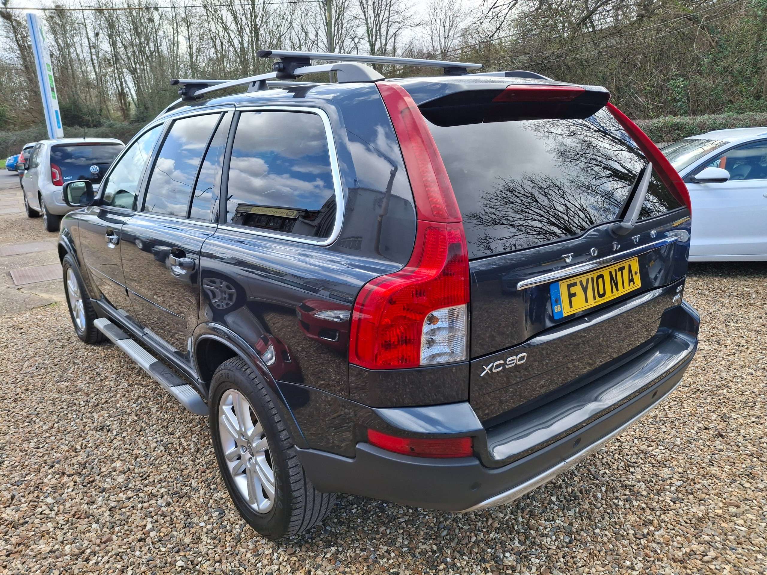 A 2010 VOLVO XC90 2.4 D5 SE SUV 5dr Diesel Geartronic AWD (224 g/km, 182 bhp) A 2010 VOLVO XC90 2.4 D5 SE SUV 5dr Diesel Geartronic AWD (224 g/km, 182 bhp)