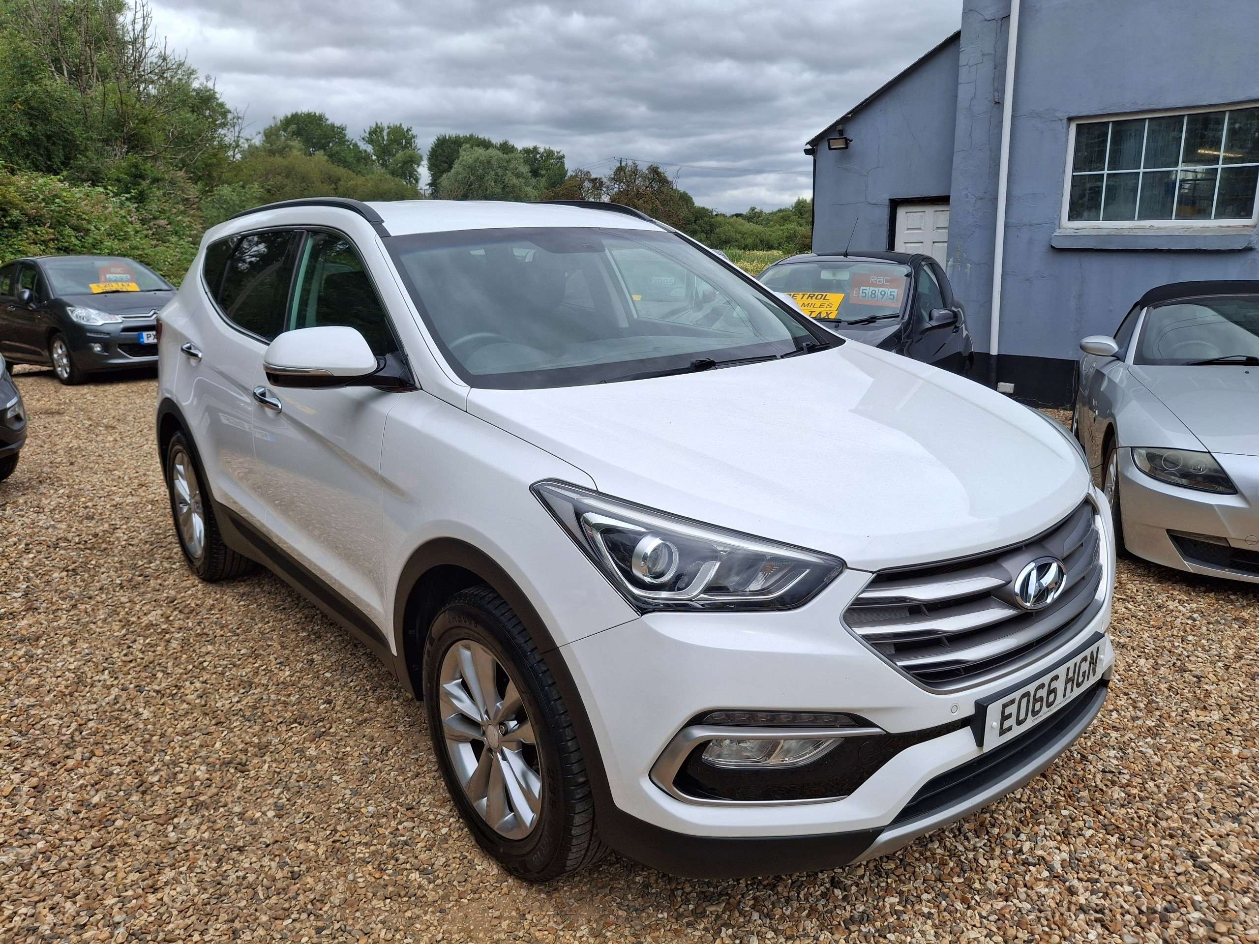 A 2016 HYUNDAI SANTA FE 2.2 CRDi Blue Drive Premium SUV 5dr Diesel Auto 4WD Euro 6 (s/s) (200 ps) A 2016 HYUNDAI SANTA FE 2.2 CRDi Blue Drive Premium SUV 5dr Diesel Auto 4WD Euro 6 (s/s) (200 ps)