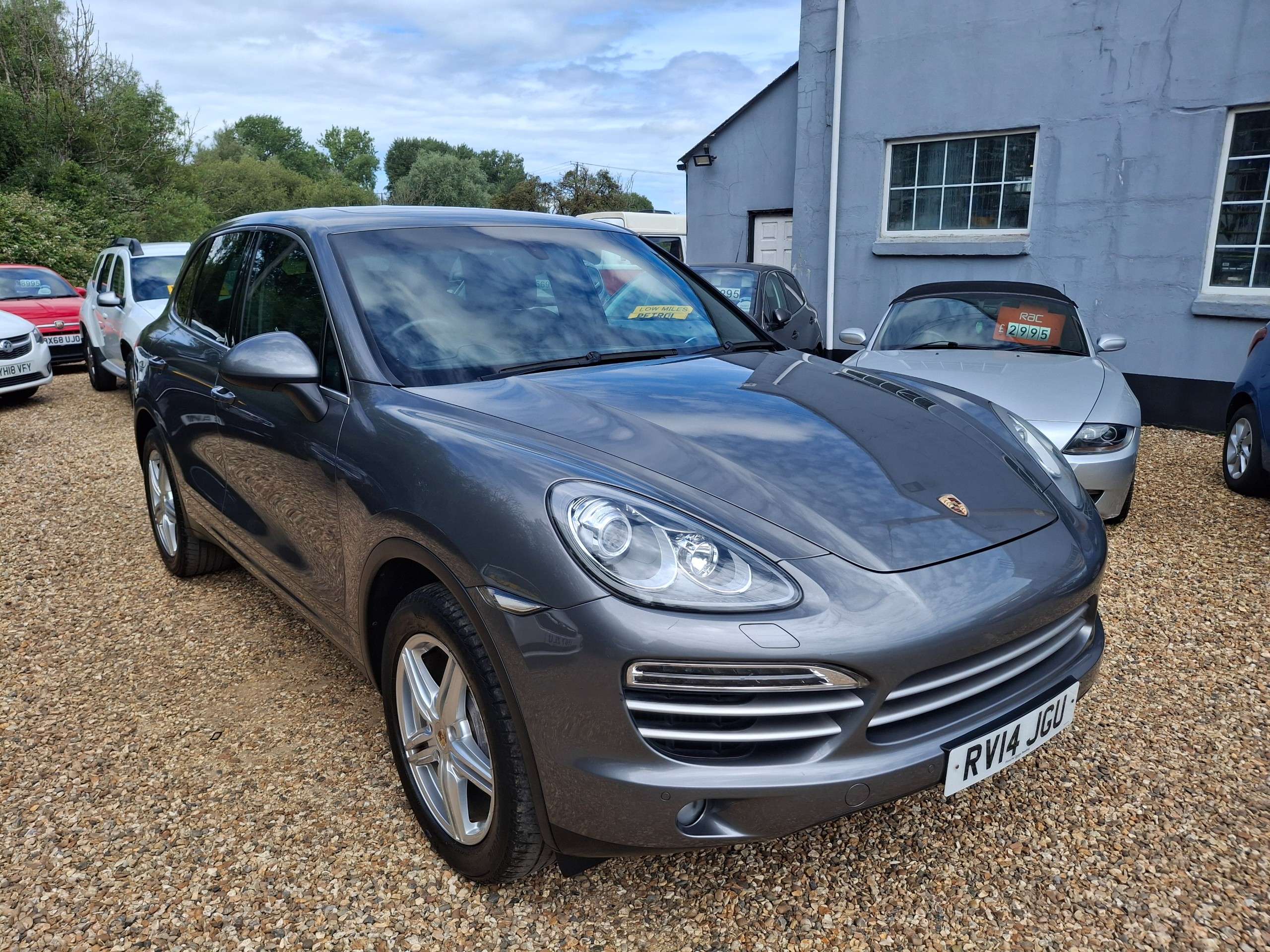 A 2014 PORSCHE CAYENNE 3.0 TD V6 Platinum Edition SUV 5dr Diesel TiptronicS 4WD Euro 5 (s/s) (245 ps) A 2014 PORSCHE CAYENNE 3.0 TD V6 Platinum Edition SUV 5dr Diesel TiptronicS 4WD Euro 5 (s/s) (245 ps)