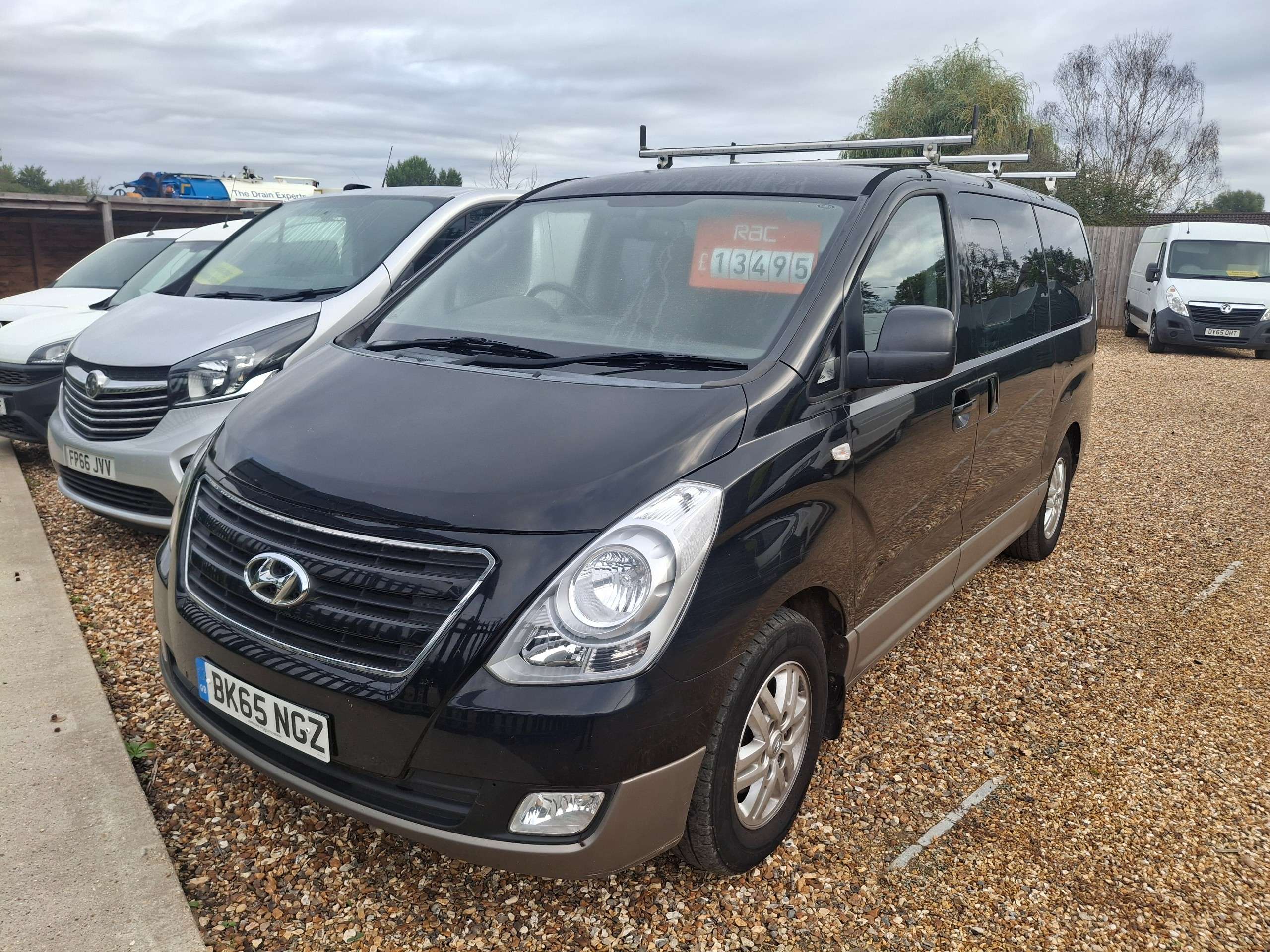 A 2015 HYUNDAI I800 2.5 CRDi SE MPV 5dr Diesel Manual Euro 6 (136 ps) A 2015 HYUNDAI I800 2.5 CRDi SE MPV 5dr Diesel Manual Euro 6 (136 ps)
