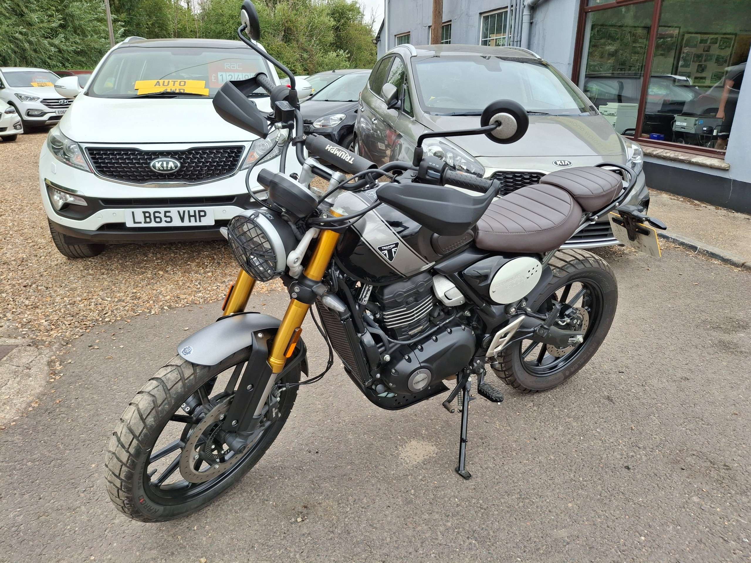 A 2024 TRIUMPH SCRAMBLER 400 Modern Classics Petrol Manual X-ring Euro 5 (40 ps) A 2024 TRIUMPH SCRAMBLER 400 Modern Classics Petrol Manual X-ring Euro 5 (40 ps)