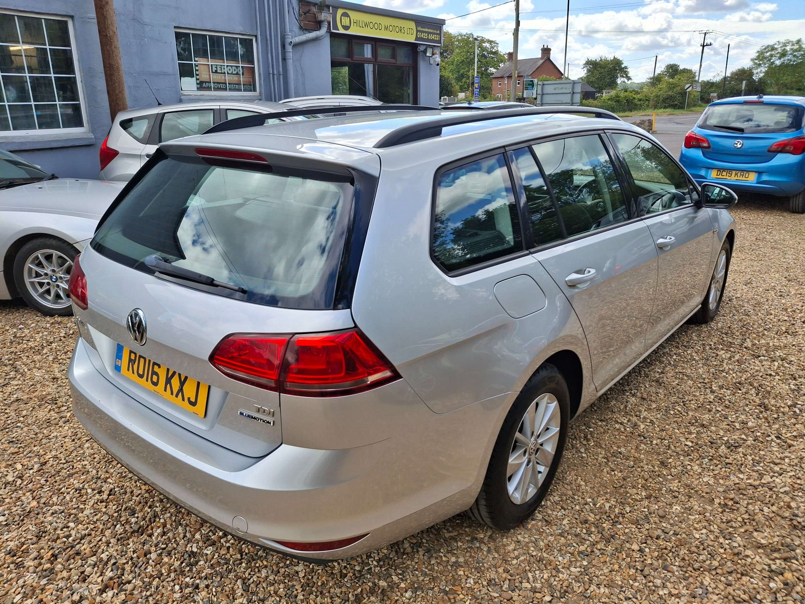 A 2016 VOLKSWAGEN GOLF 1.6 TDI BlueMotion Estate 5dr Diesel Manual Euro 6 (s/s) (110 ps) A 2016 VOLKSWAGEN GOLF 1.6 TDI BlueMotion Estate 5dr Diesel Manual Euro 6 (s/s) (110 ps)