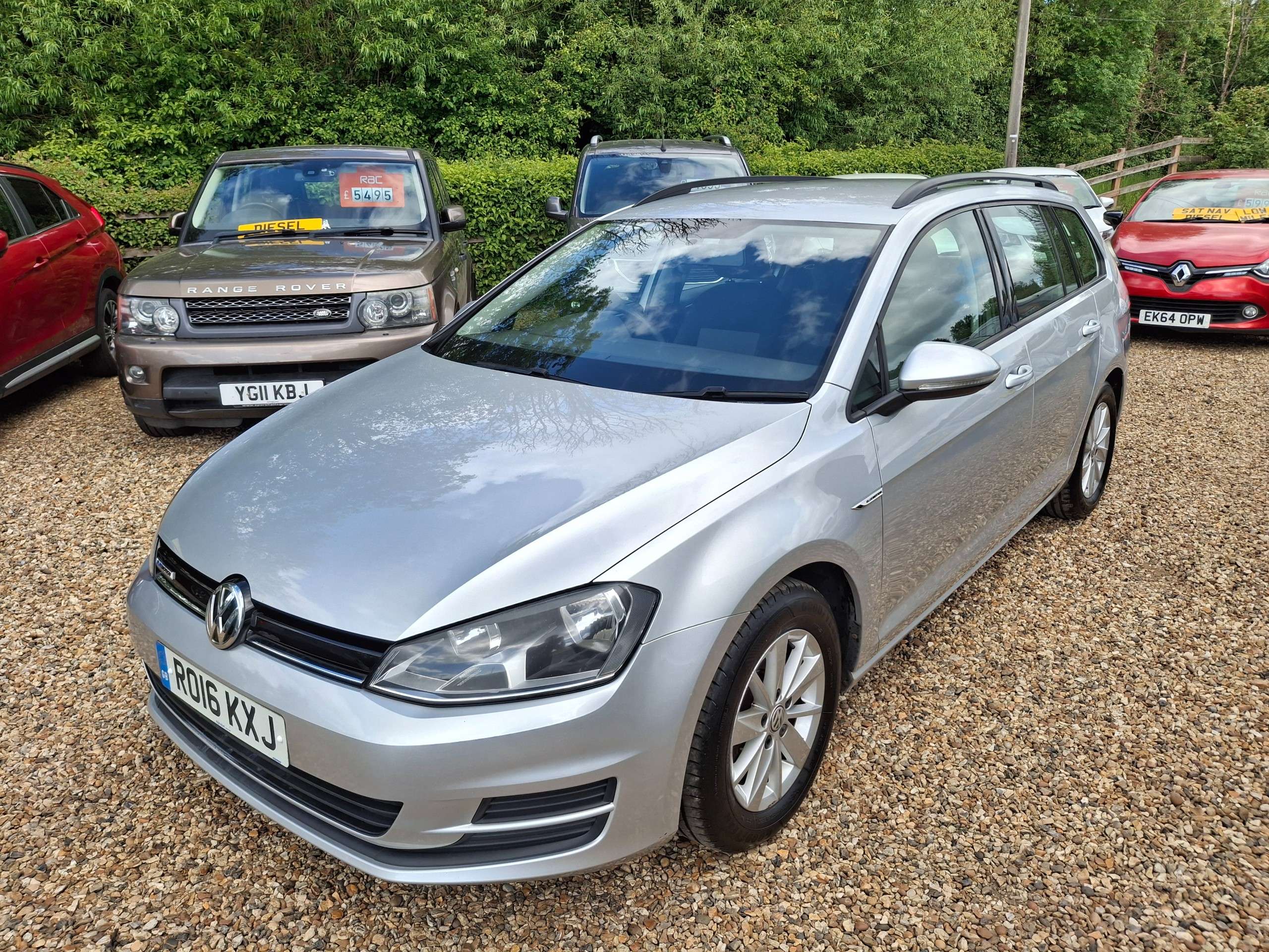 A 2016 VOLKSWAGEN GOLF 1.6 TDI BlueMotion Estate 5dr Diesel Manual Euro 6 (s/s) (110 ps) A 2016 VOLKSWAGEN GOLF 1.6 TDI BlueMotion Estate 5dr Diesel Manual Euro 6 (s/s) (110 ps)