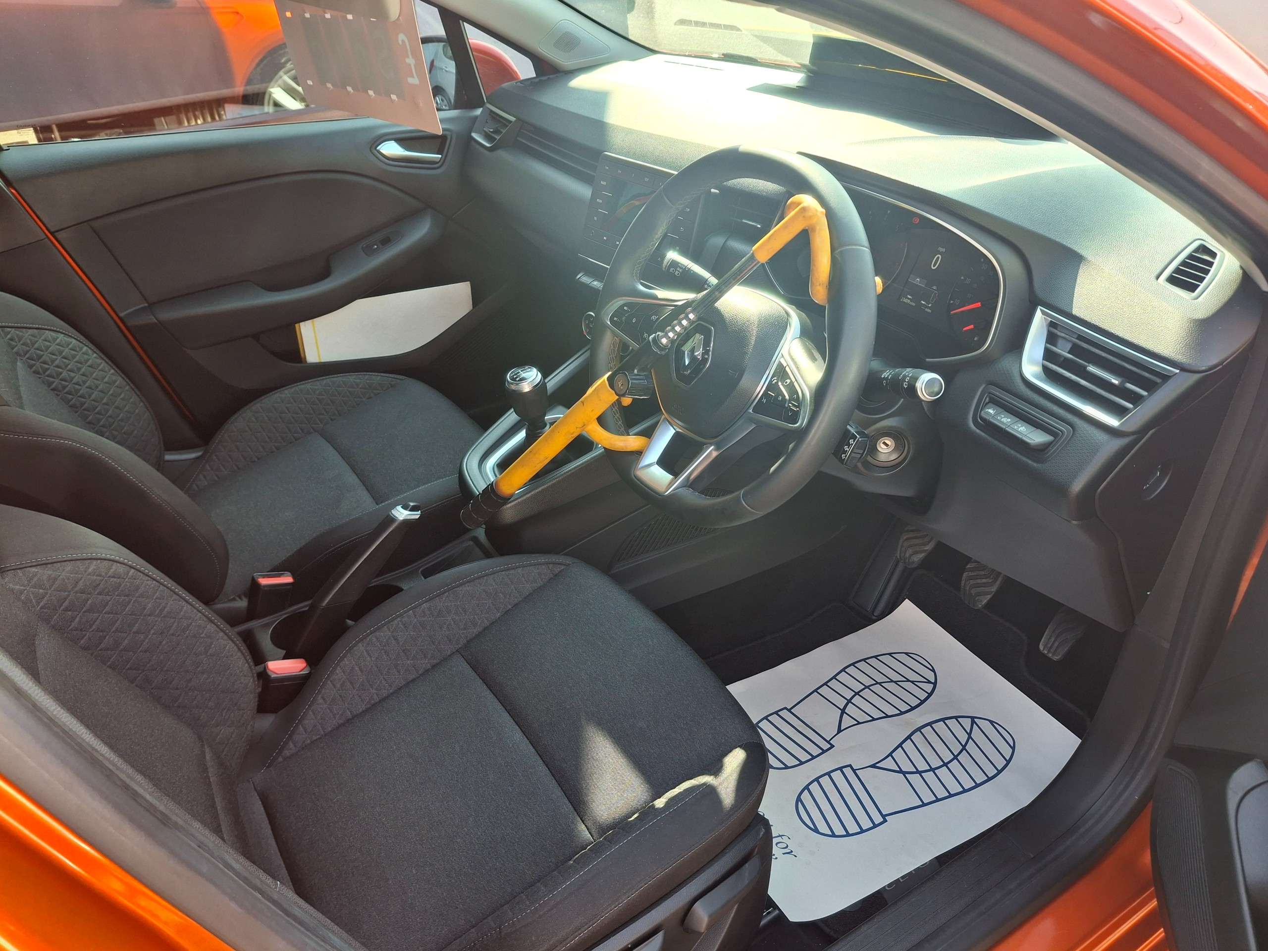 A 2021 RENAULT CLIO 1.0 SCe Play Hatchback 5dr Petrol Manual Euro 6 (s/s) (75 ps) A 2021 RENAULT CLIO 1.0 SCe Play Hatchback 5dr Petrol Manual Euro 6 (s/s) (75 ps)