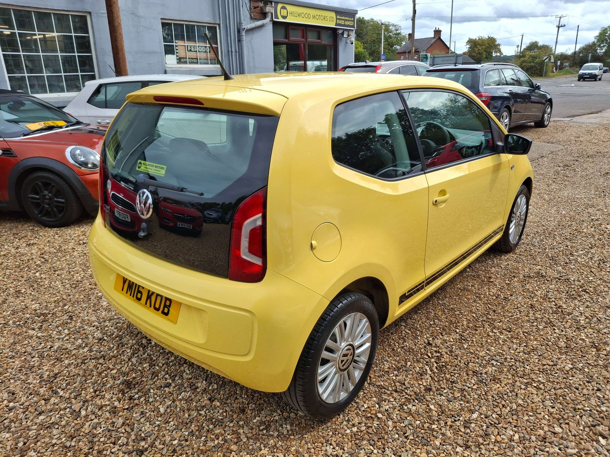 A 2016 VOLKSWAGEN UP! 1.0 Look up! Hatchback 3dr Petrol Manual Euro 6 (60 ps) A 2016 VOLKSWAGEN UP! 1.0 Look up! Hatchback 3dr Petrol Manual Euro 6 (60 ps)