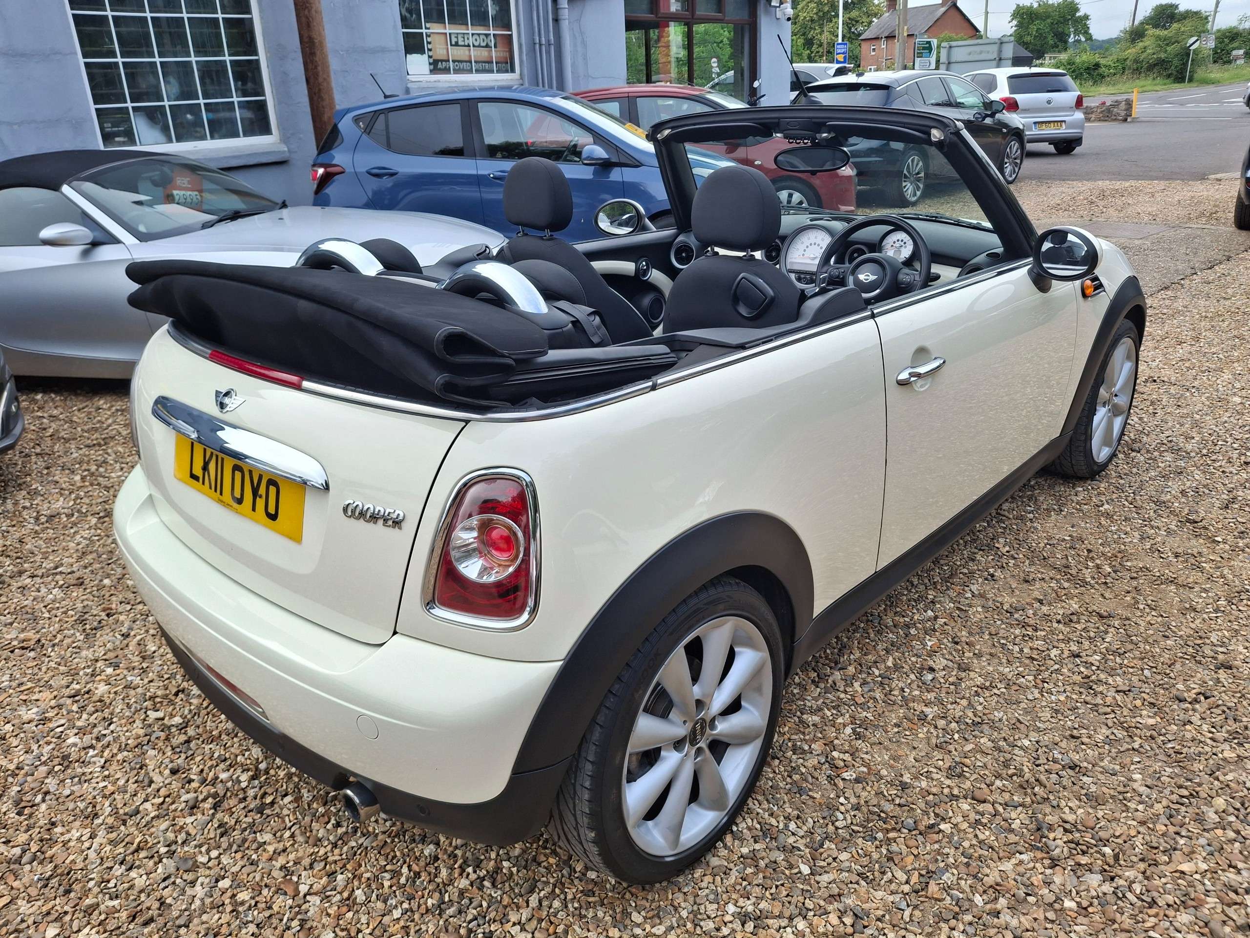 2011 MINI CONVERTIBLE 2011 MINI CONVERTIBLE