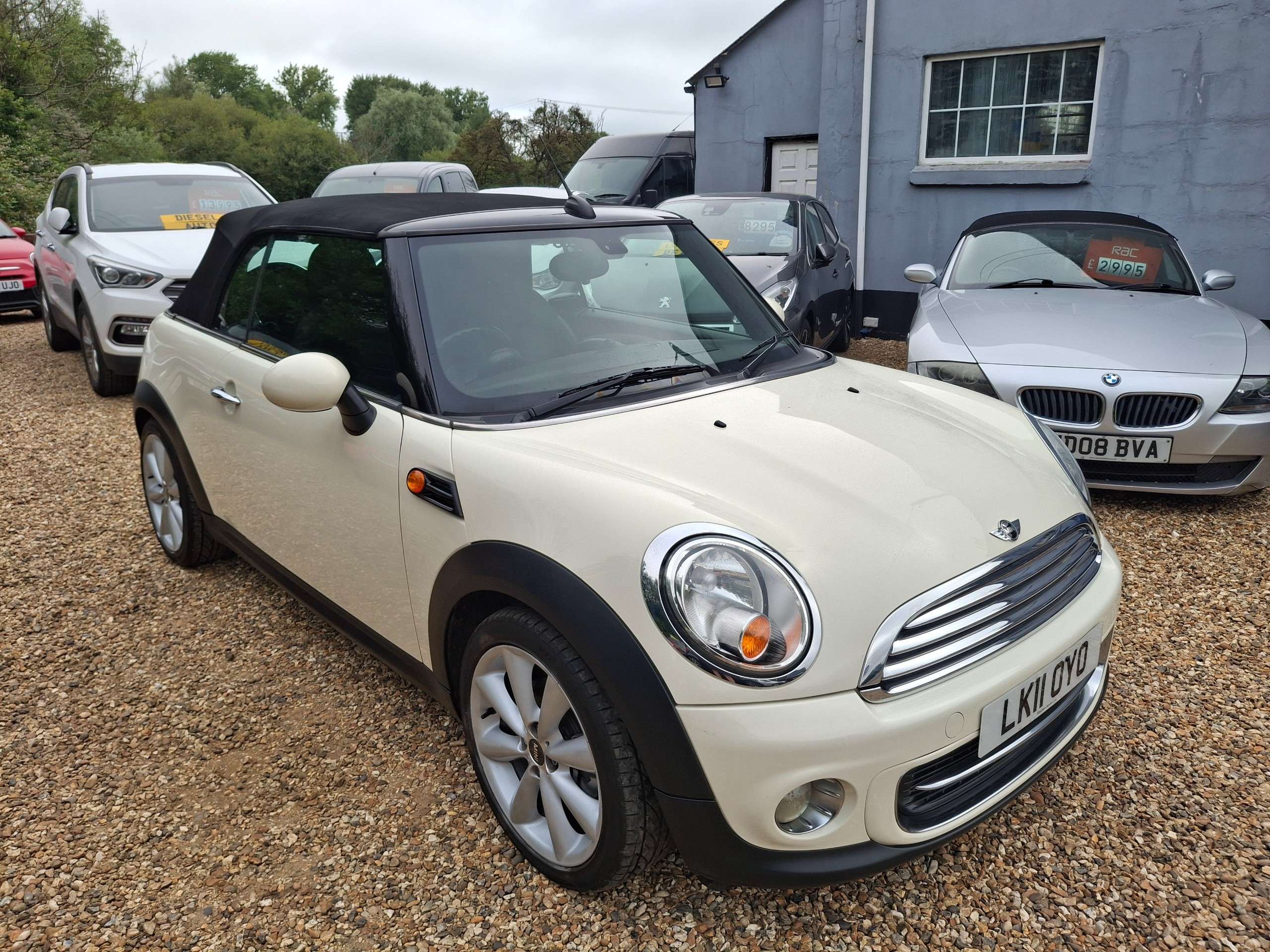 A 2011 MINI CONVERTIBLE 1.6 Cooper Convertible 2dr Petrol Manual Euro 5 (s/s) (122 ps) A 2011 MINI CONVERTIBLE 1.6 Cooper Convertible 2dr Petrol Manual Euro 5 (s/s) (122 ps)