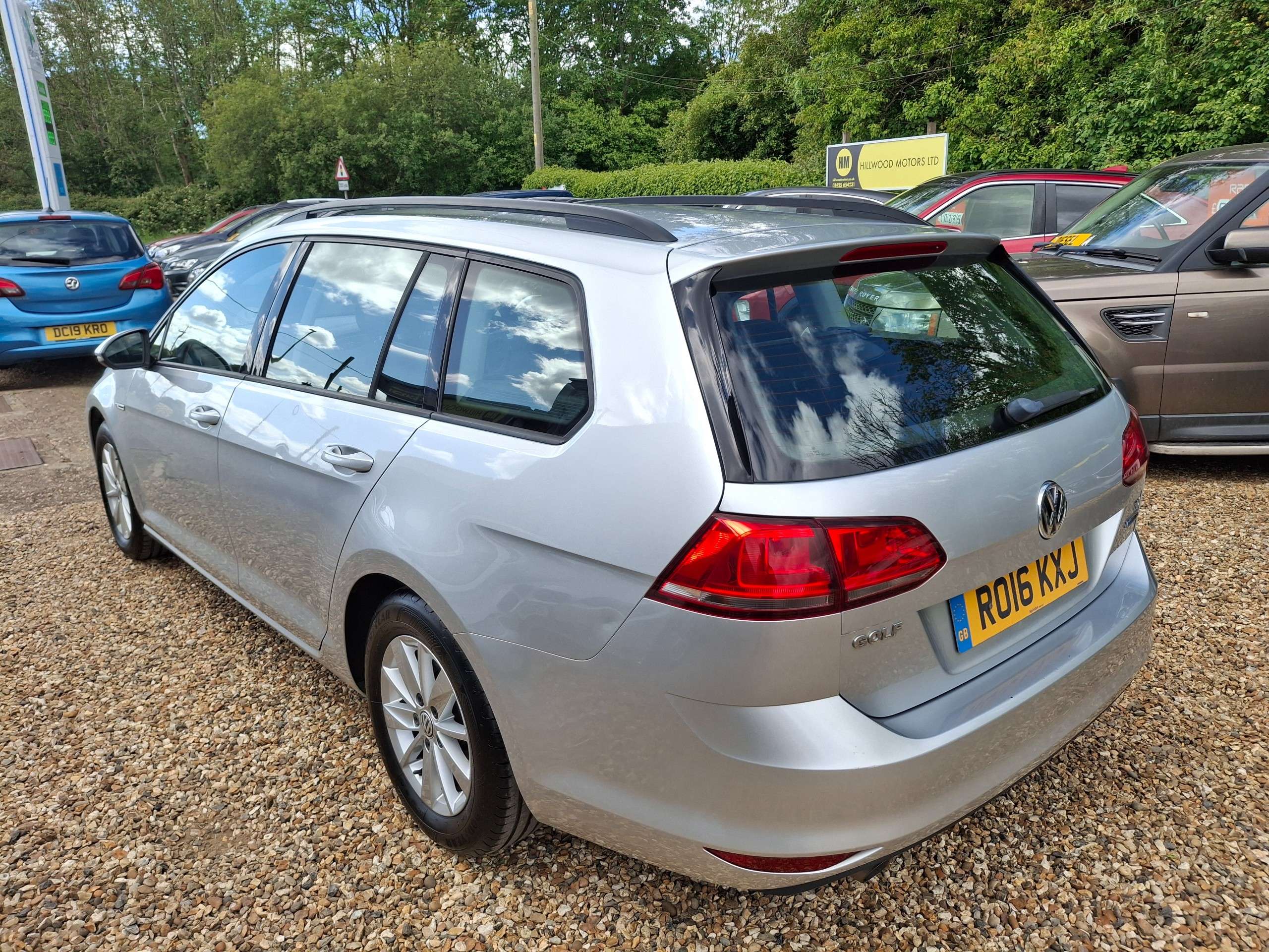 A 2016 VOLKSWAGEN GOLF 1.6 TDI BlueMotion Estate 5dr Diesel Manual Euro 6 (s/s) (110 ps) A 2016 VOLKSWAGEN GOLF 1.6 TDI BlueMotion Estate 5dr Diesel Manual Euro 6 (s/s) (110 ps)