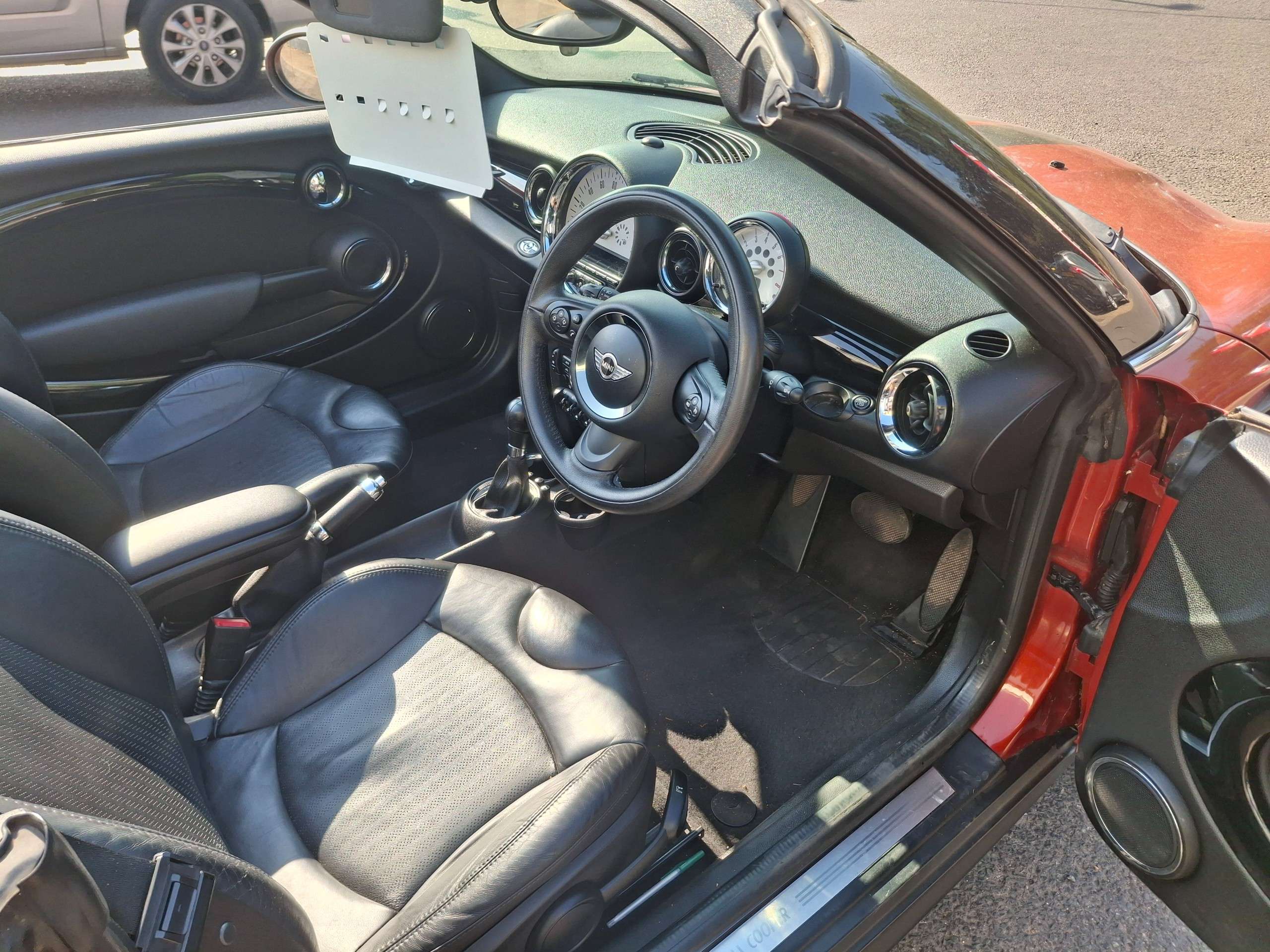 A 2014 MINI ROADSTER 1.6 Cooper Convertible 2dr Petrol Auto Euro 6 (122 ps) A 2014 MINI ROADSTER 1.6 Cooper Convertible 2dr Petrol Auto Euro 6 (122 ps)