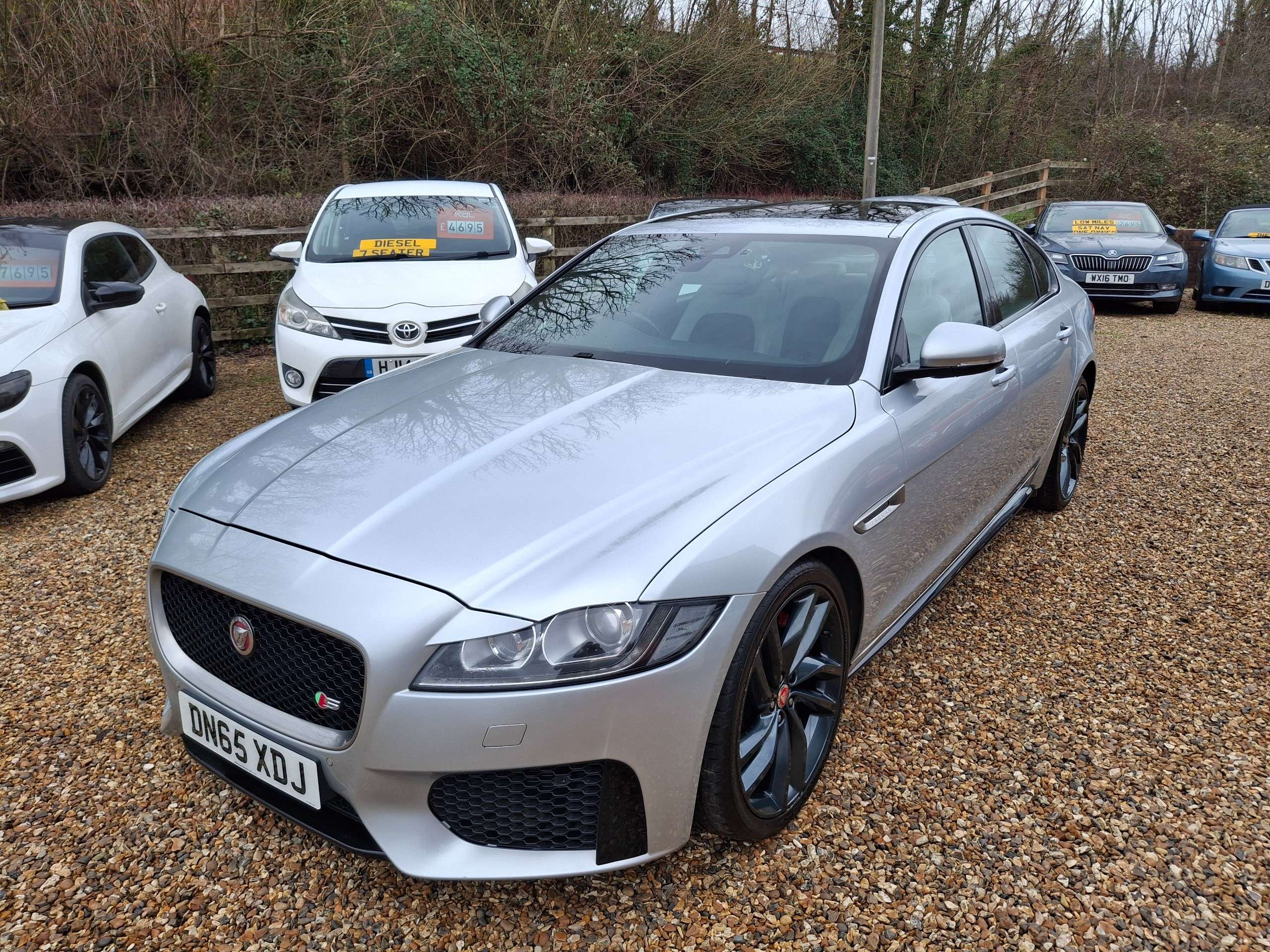 A 2015 JAGUAR XF 3.0d V6 S Saloon 4dr Diesel Auto Euro 6 (s/s) (300 ps) A 2015 JAGUAR XF 3.0d V6 S Saloon 4dr Diesel Auto Euro 6 (s/s) (300 ps)