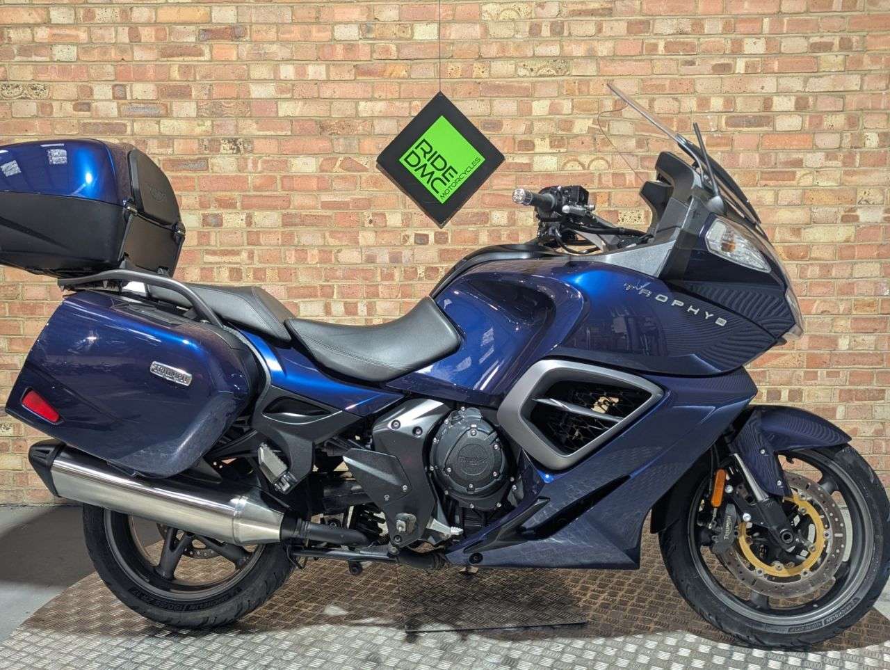 2014 TRIUMPH TROPHY 1200 2014 TRIUMPH TROPHY 1200