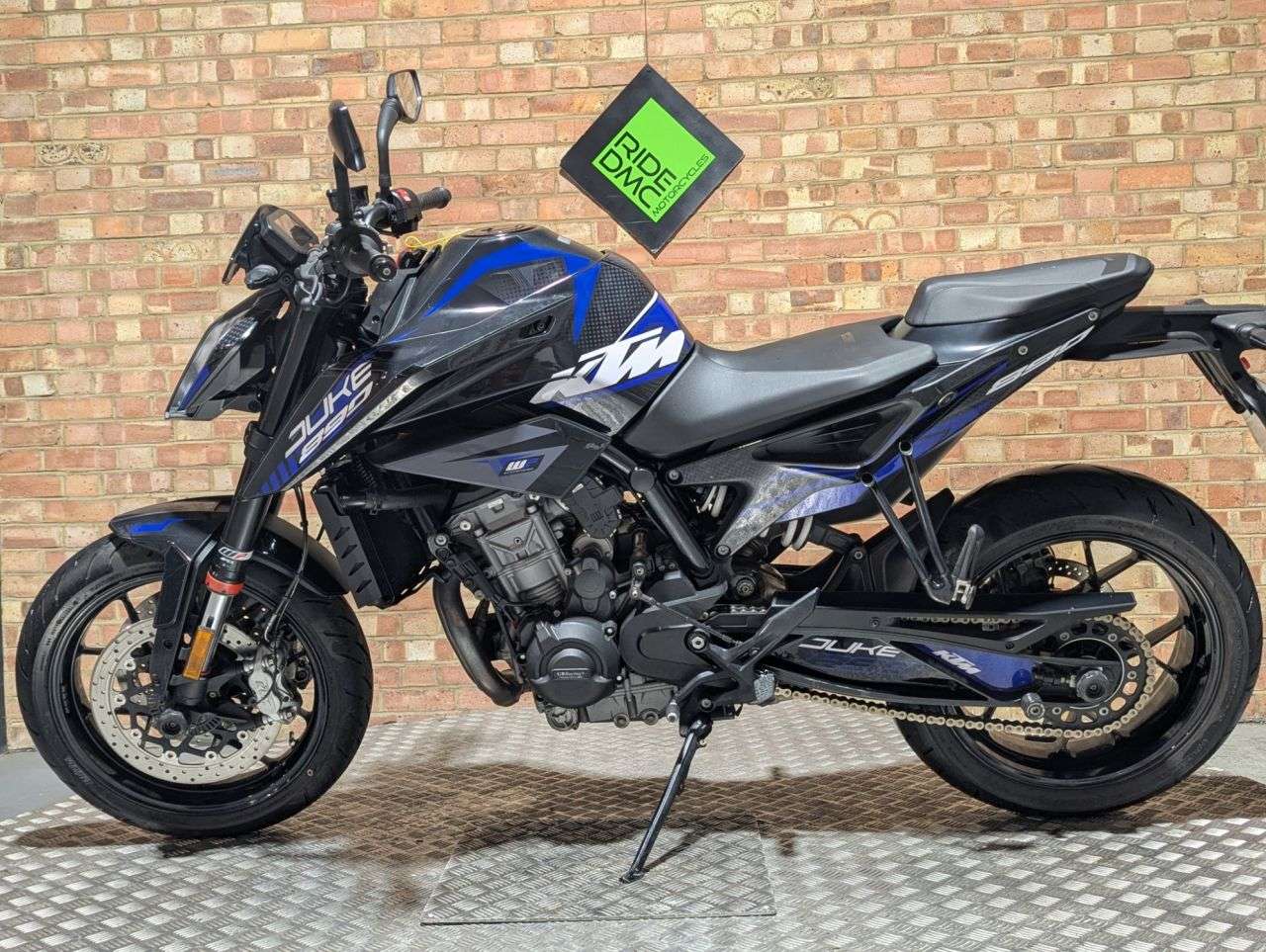 2021 KTM 890 DUKE 2021 KTM 890 DUKE