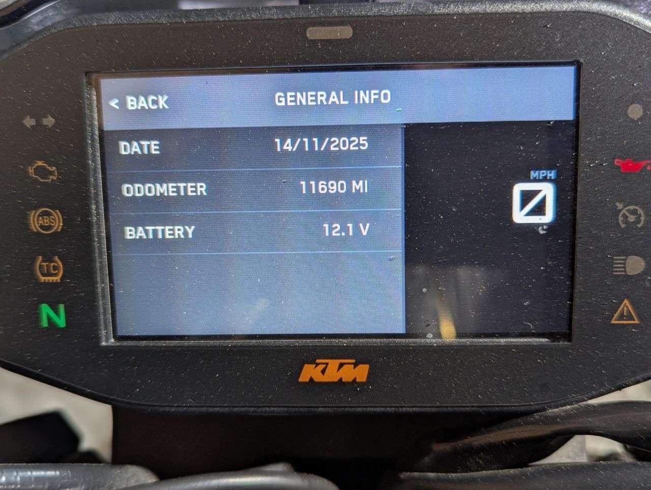 2021 KTM 890 DUKE 2021 KTM 890 DUKE