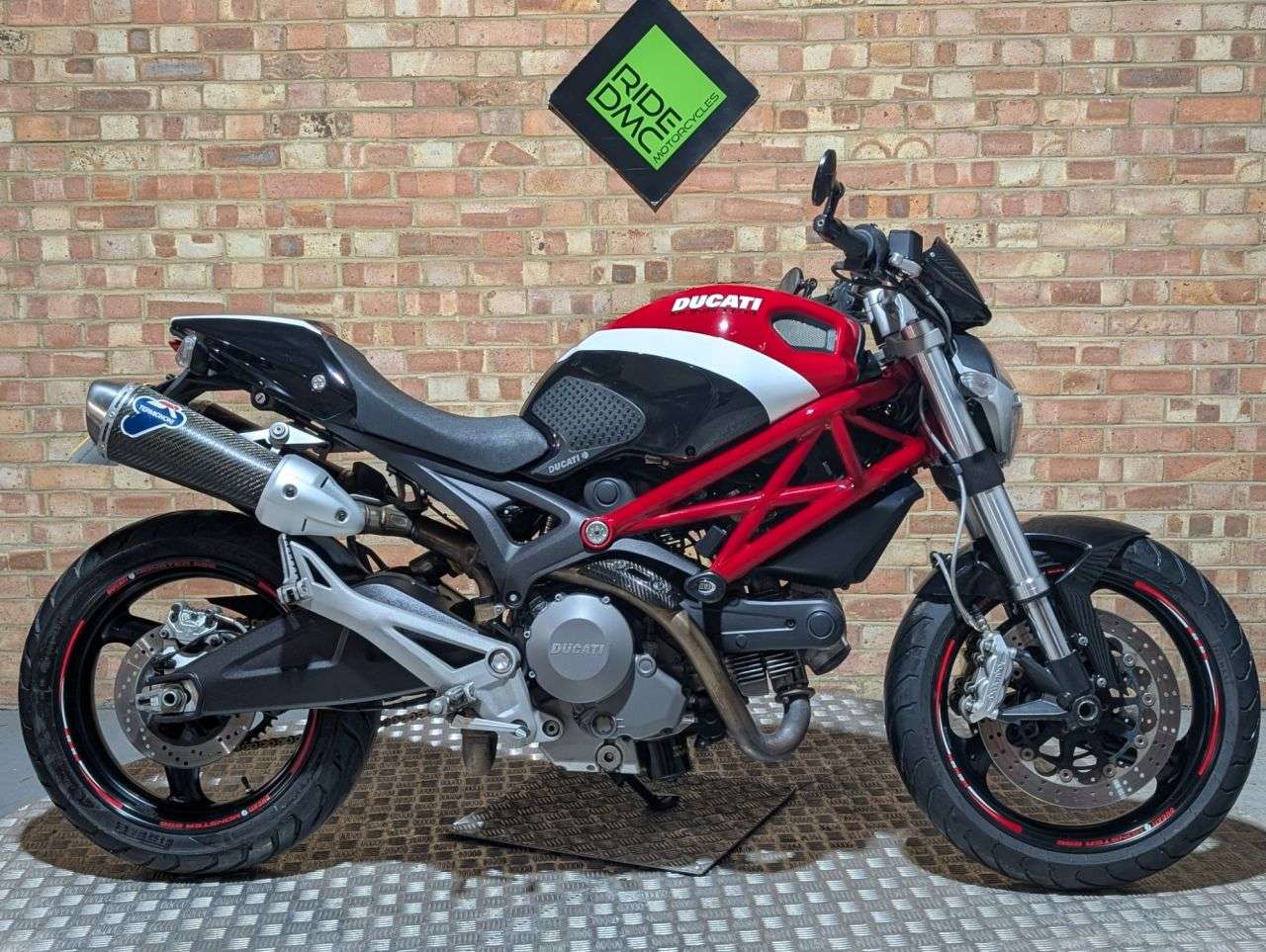 2011 DUCATI MONSTER 696 2011 DUCATI MONSTER 696
