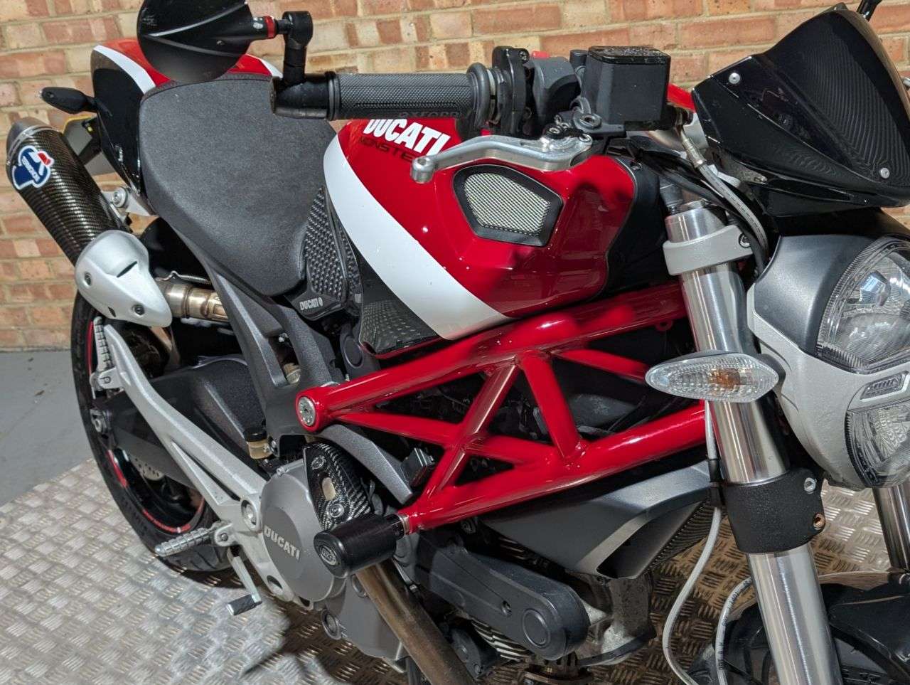 2011 DUCATI MONSTER 696 2011 DUCATI MONSTER 696