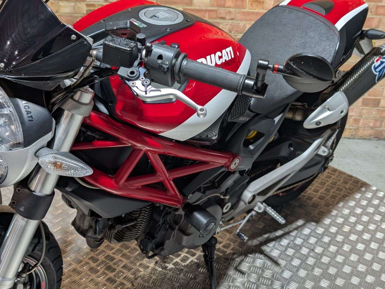2011 DUCATI MONSTER 696 2011 DUCATI MONSTER 696