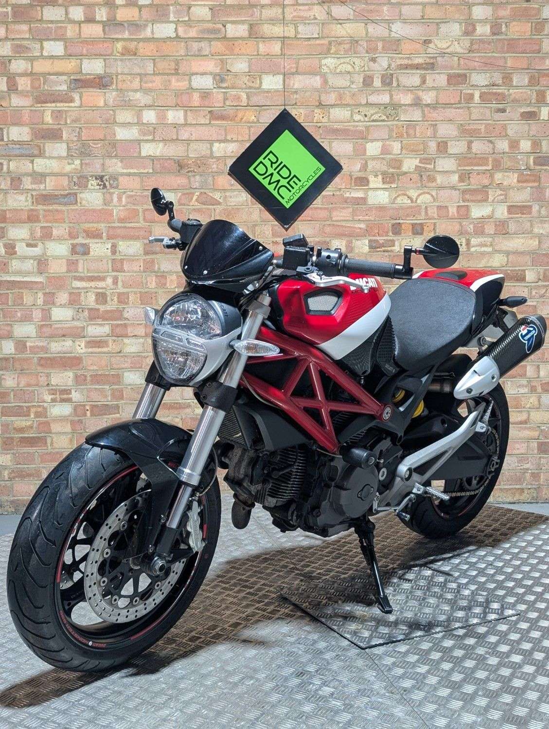 2011 DUCATI MONSTER 696 2011 DUCATI MONSTER 696