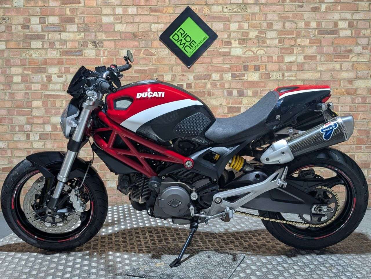 2011 DUCATI MONSTER 696 2011 DUCATI MONSTER 696