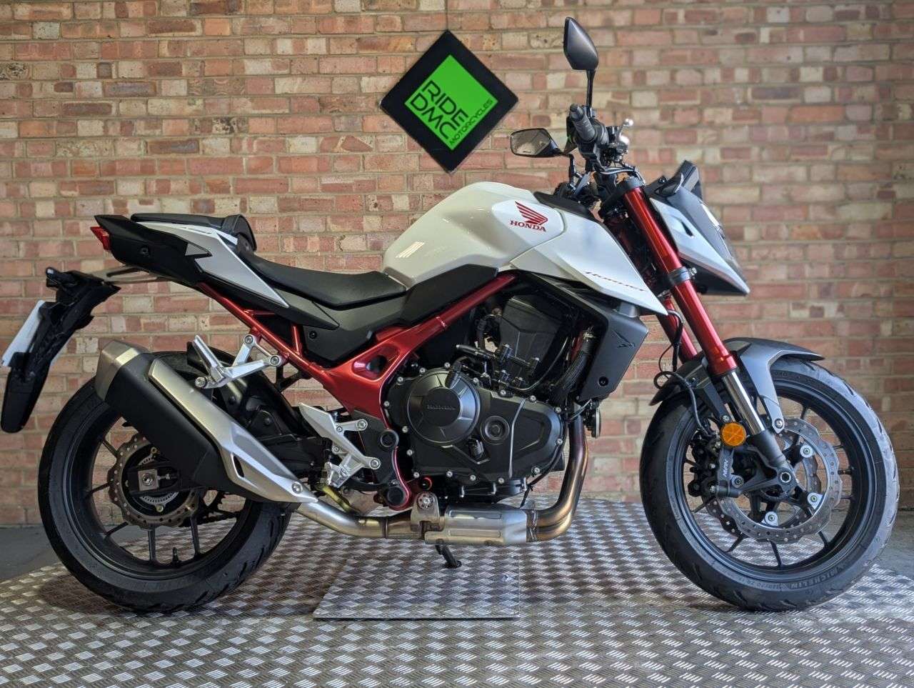 A 2025 HONDA CB750 HORNET 950 MILES. SERVICED. BEAUTIFUL CONDITION. EXTRAS. FIRST SERVICE DONE A 2025 HONDA CB750 HORNET 950 MILES. SERVICED. BEAUTIFUL CONDITION. EXTRAS. FIRST SERVICE DONE