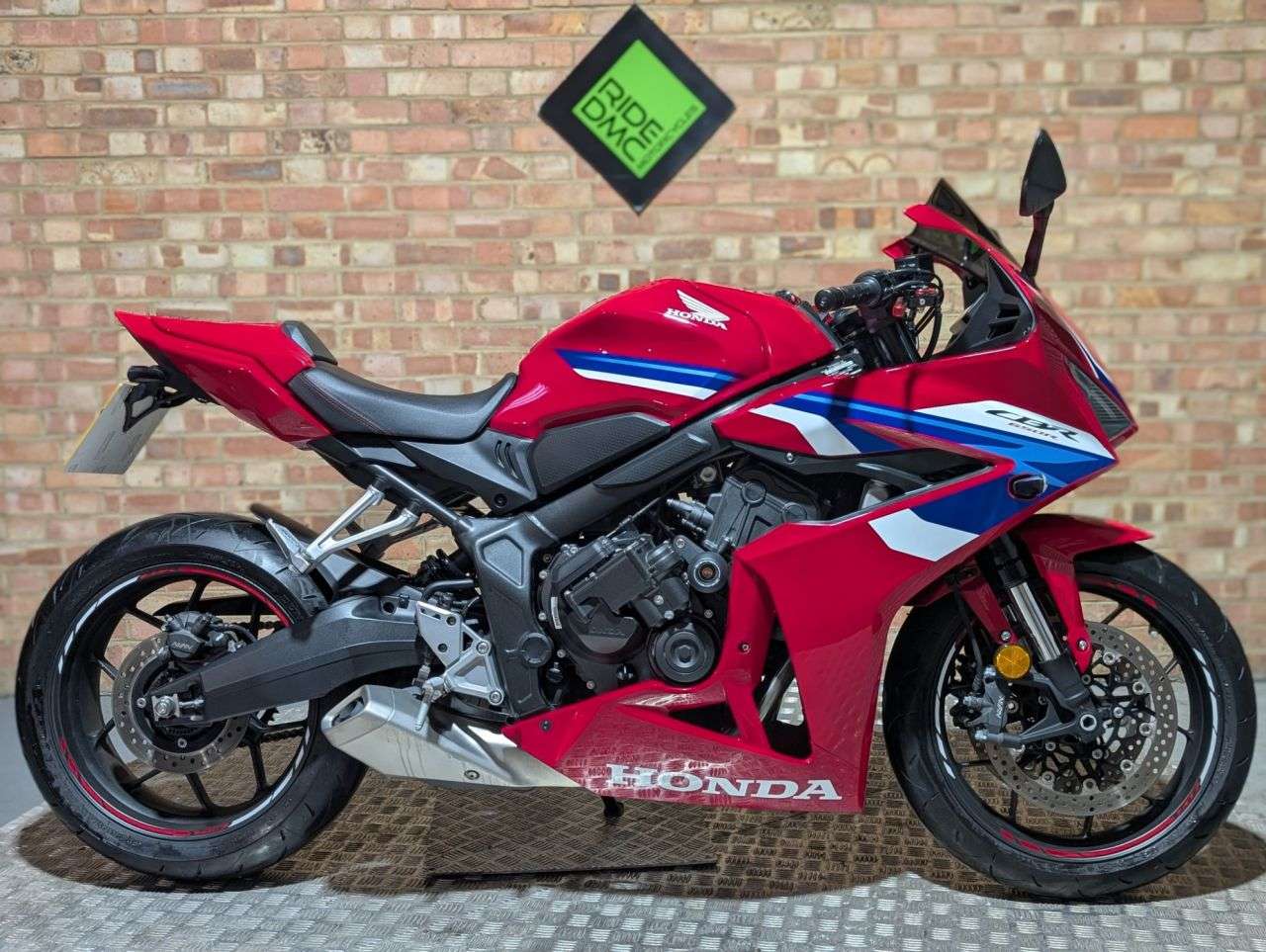 A 2024 HONDA CBR650R 24. E CLUTCH. SPORT PACK. Q SHIFT. SERVICE PLAN. 1650 MILES HONDA SERVICE P A 2024 HONDA CBR650R 24. E CLUTCH. SPORT PACK. Q SHIFT. SERVICE PLAN. 1650 MILES HONDA SERVICE P