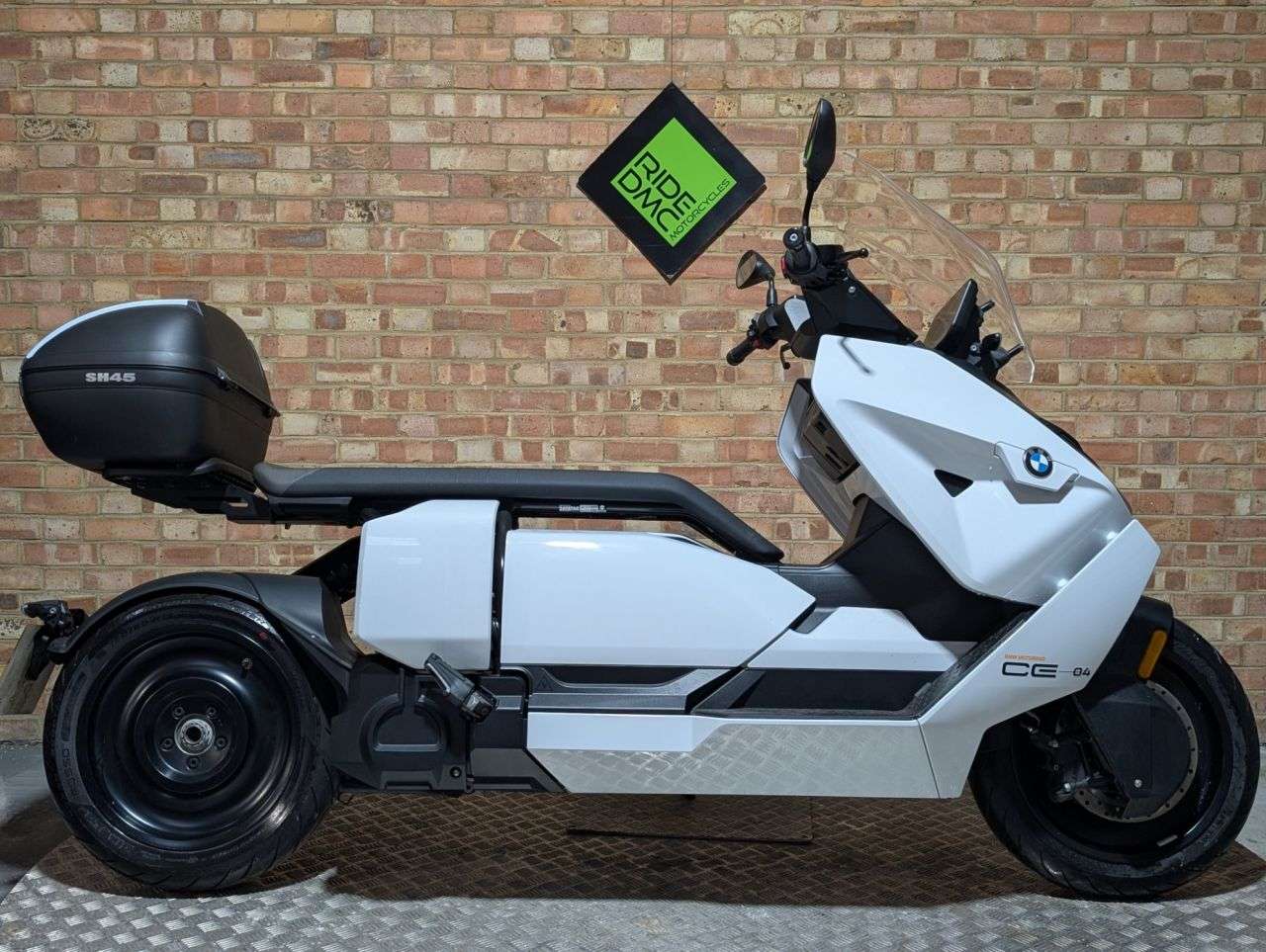 A 2022 BMW CE 04 VERY LOW MILES. FAST CHARGE CABLE. TOP BOX. GREAT RANGE. BMW WARRANTY - ONL A 2022 BMW CE 04 VERY LOW MILES. FAST CHARGE CABLE. TOP BOX. GREAT RANGE. BMW WARRANTY - ONL