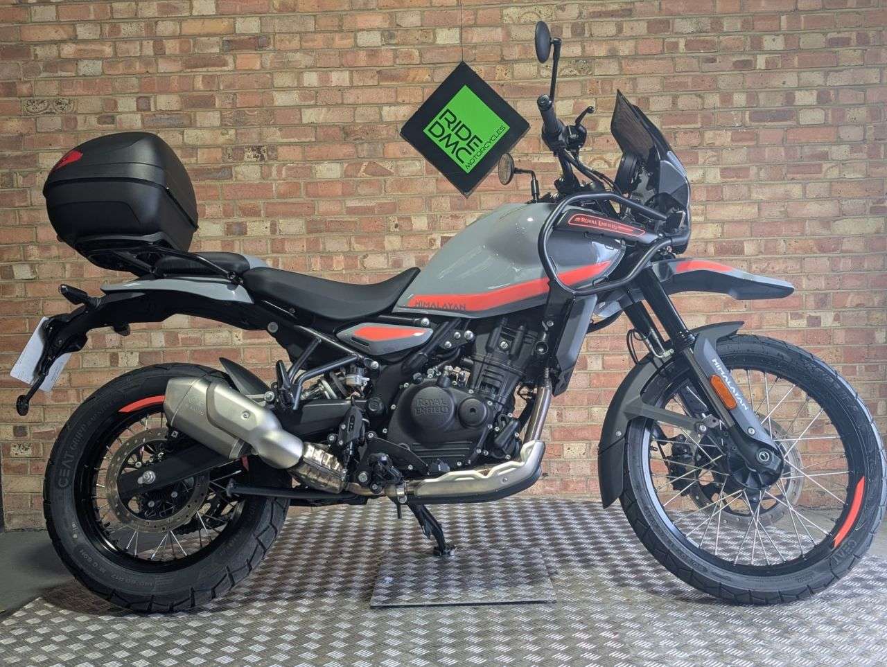 A 2024 ROYAL ENFIELD HIMALAYAN 450 1973 MILES. 2 SERVICES DONE. SCREEN. TOP BOX. IMMACULATE RECENTLY SERVICED A 2024 ROYAL ENFIELD HIMALAYAN 450 1973 MILES. 2 SERVICES DONE. SCREEN. TOP BOX. IMMACULATE RECENTLY SERVICED