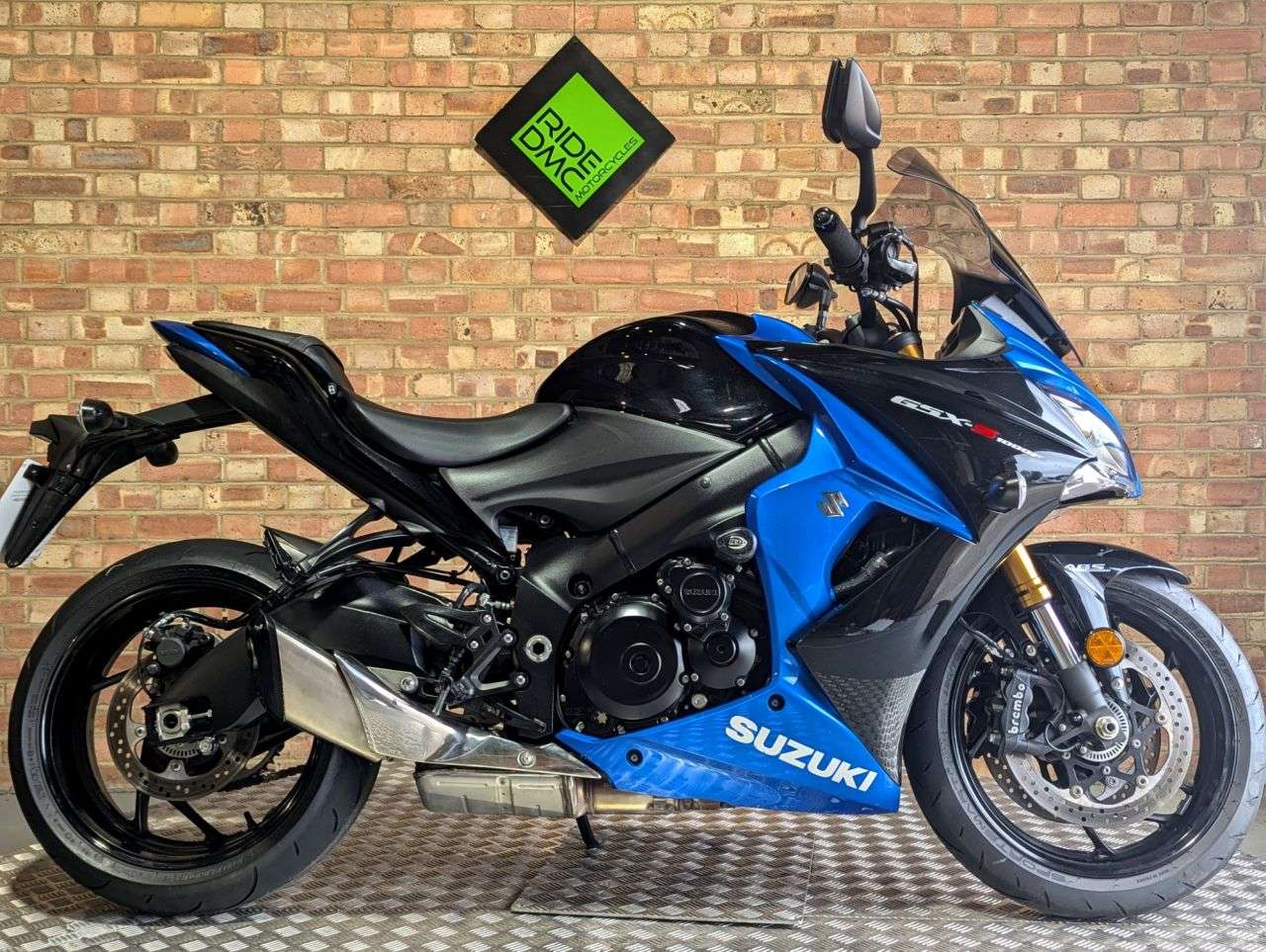 A 2017 SUZUKI GSX-S1000F A L8 - LOW MILEAGE - ONLY 5202 MILES - ULEZ COMPLIANT - BEAUTIFUL BIKE. A 2017 SUZUKI GSX-S1000F A L8 - LOW MILEAGE - ONLY 5202 MILES - ULEZ COMPLIANT - BEAUTIFUL BIKE.