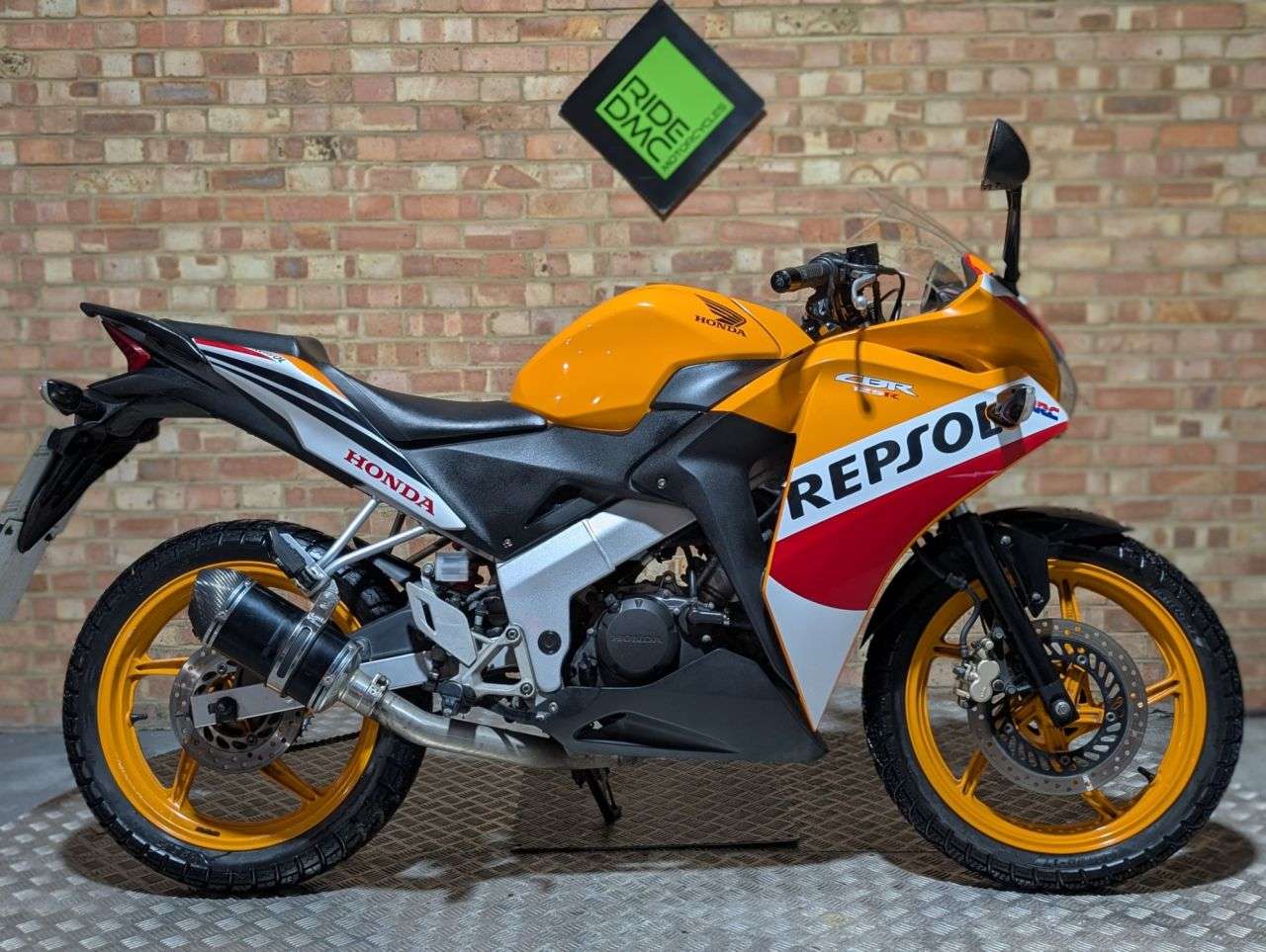 A 2015 HONDA CBR125R REPSOL - LEARNER LEGAL - ULEZ COMPLIANT - LOVELY BIKE. REPSOL PAINT SCHEME A 2015 HONDA CBR125R REPSOL - LEARNER LEGAL - ULEZ COMPLIANT - LOVELY BIKE. REPSOL PAINT SCHEME