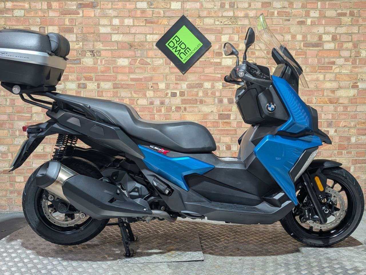 A 2018 BMW C 400 X LOW MILEAGE - AUTOMATIC - TIDY BIKE. TOP SPEC 400 X SE A 2018 BMW C 400 X LOW MILEAGE - AUTOMATIC - TIDY BIKE. TOP SPEC 400 X SE