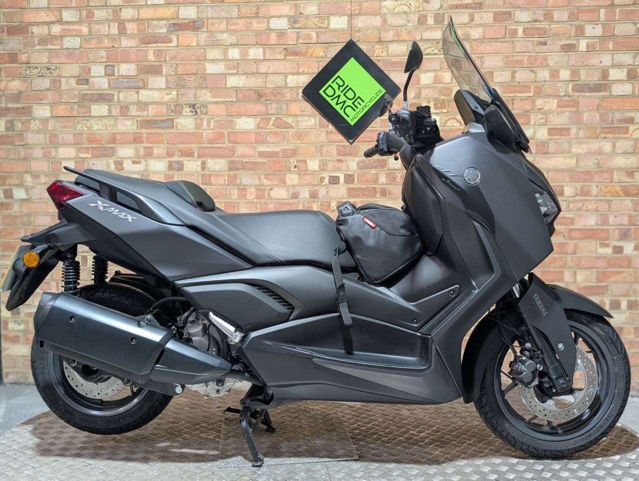 A 2024 YAMAHA XMAX 300 2024. ONLY 200 MILES. A BEAUTY. YAMAHA CARRYING BAG INCLUDED A 2024 YAMAHA XMAX 300 2024. ONLY 200 MILES. A BEAUTY. YAMAHA CARRYING BAG INCLUDED