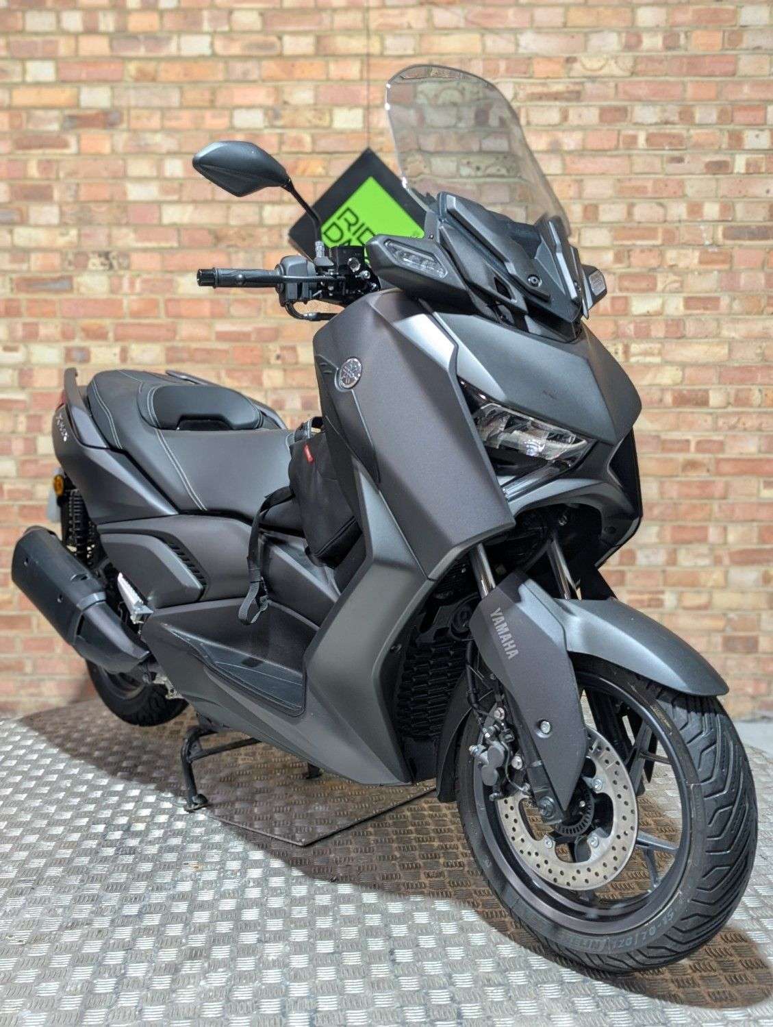 A 2024 YAMAHA XMAX 300 2024. ONLY 200 MILES. A BEAUTY. YAMAHA CARRYING BAG INCLUDED A 2024 YAMAHA XMAX 300 2024. ONLY 200 MILES. A BEAUTY. YAMAHA CARRYING BAG INCLUDED