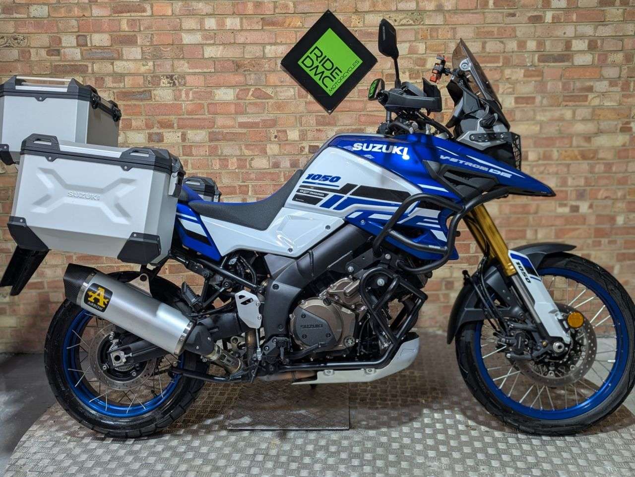 A 2024 SUZUKI V-STROM 1050 DE. NOV 24. 1 OWNER. TOP SPEC. GREAT EXTRAS. ONLY 646 MILES. GREAT EXTRAS A 2024 SUZUKI V-STROM 1050 DE. NOV 24. 1 OWNER. TOP SPEC. GREAT EXTRAS. ONLY 646 MILES. GREAT EXTRAS