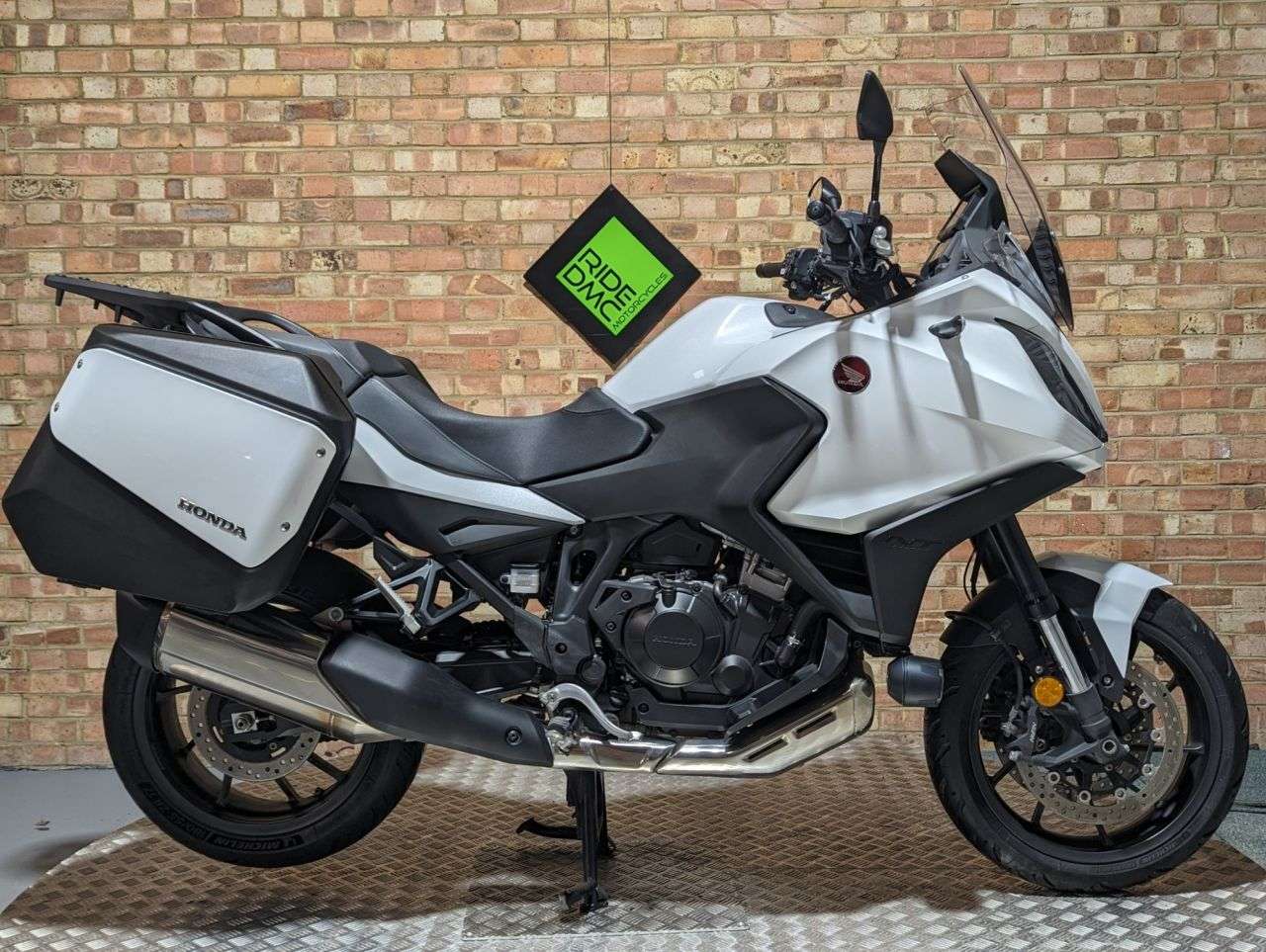 A 2022 HONDA NT1100 2022. SERVICED. 14098 MILES. EXTRAS. TRACKER.TOP SPEC. EXTRAS- TRACKER- TOP A 2022 HONDA NT1100 2022. SERVICED. 14098 MILES. EXTRAS. TRACKER.TOP SPEC. EXTRAS- TRACKER- TOP