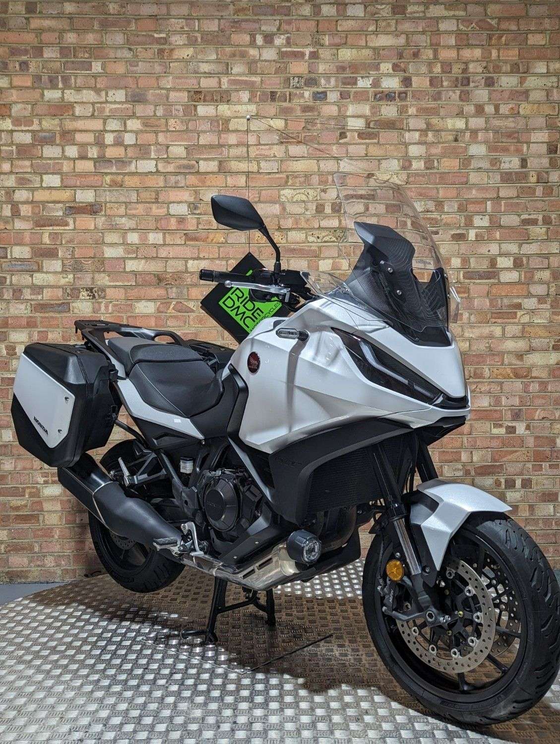 A 2022 HONDA NT1100 2022. SERVICED. 14098 MILES. EXTRAS. TRACKER.TOP SPEC. EXTRAS- TRACKER- TOP A 2022 HONDA NT1100 2022. SERVICED. 14098 MILES. EXTRAS. TRACKER.TOP SPEC. EXTRAS- TRACKER- TOP