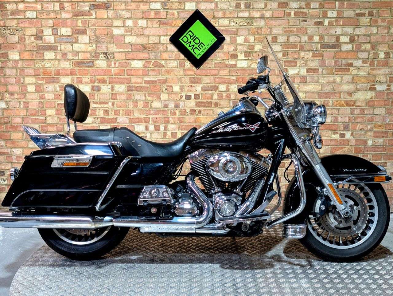 A 2009 HARLEY-DAVIDSON ROAD KING 1584cc - EXTRAS - SERVICED - LOVELY BIKE. SERVICE - MOT - INC IN ASKING PRI A 2009 HARLEY-DAVIDSON ROAD KING 1584cc - EXTRAS - SERVICED - LOVELY BIKE. SERVICE - MOT - INC IN ASKING PRI