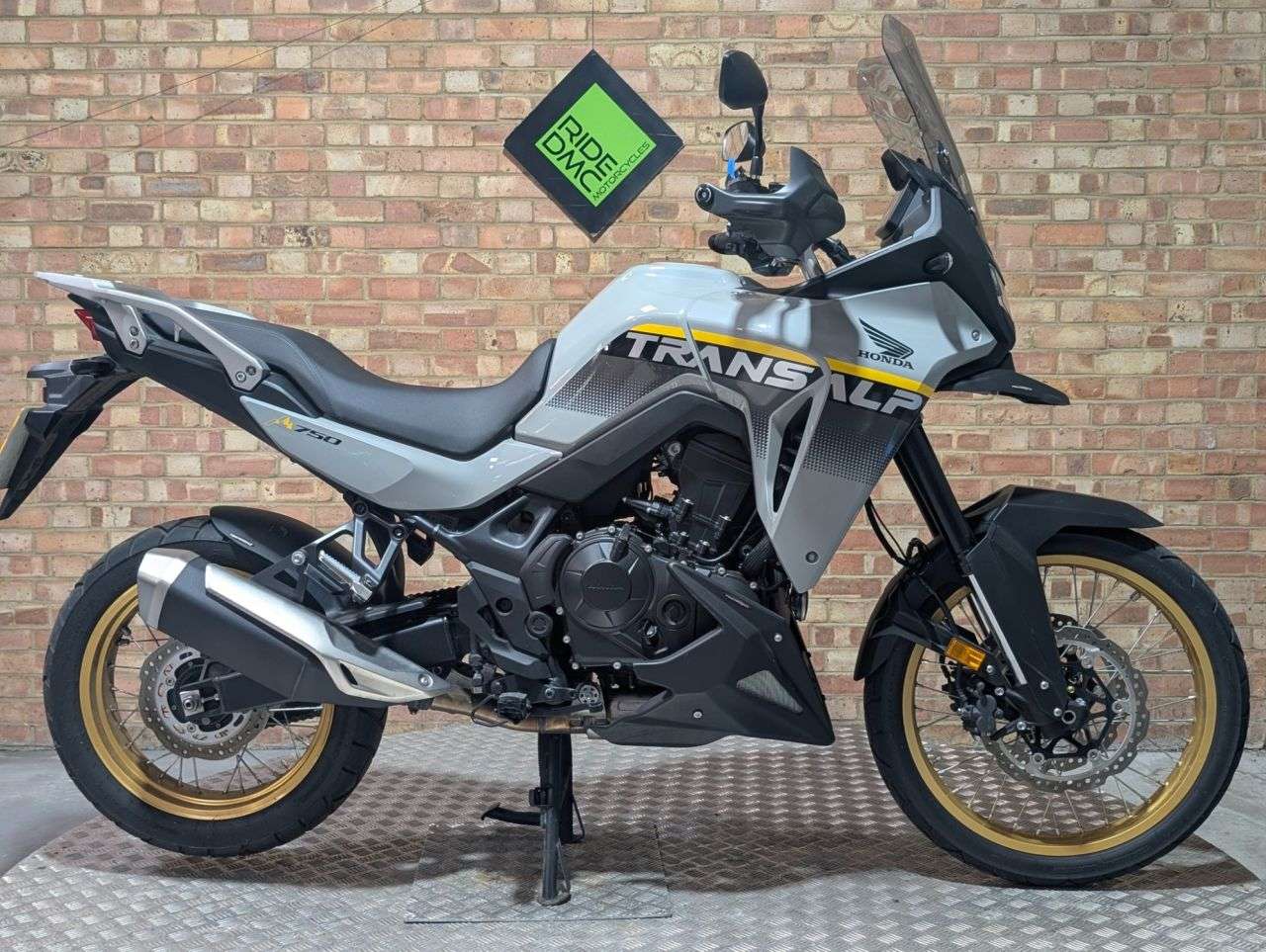 A 2025 HONDA XL750 TRANSALP S. 2025. 1445 MILES. LOVELY ONE OWNER BIKE WITH EXTRAS NICE EXTRAS A 2025 HONDA XL750 TRANSALP S. 2025. 1445 MILES. LOVELY ONE OWNER BIKE WITH EXTRAS NICE EXTRAS