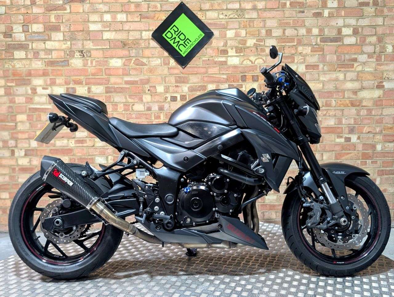 A 2017 SUZUKI GSX-S750 FSH. GREAT EXTRAS INCL SCORPION EXHAUST. LOVELY BIKE GREAT EXTRAS A 2017 SUZUKI GSX-S750 FSH. GREAT EXTRAS INCL SCORPION EXHAUST. LOVELY BIKE GREAT EXTRAS