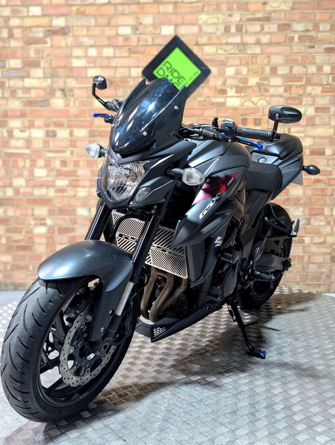 2017 SUZUKI GSX-S750 2017 SUZUKI GSX-S750