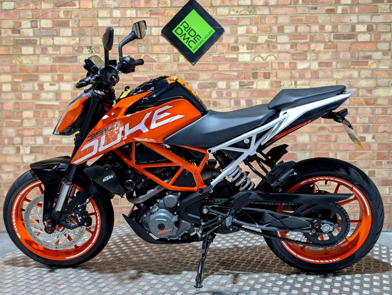 2020 KTM 390 DUKE 2020 KTM 390 DUKE