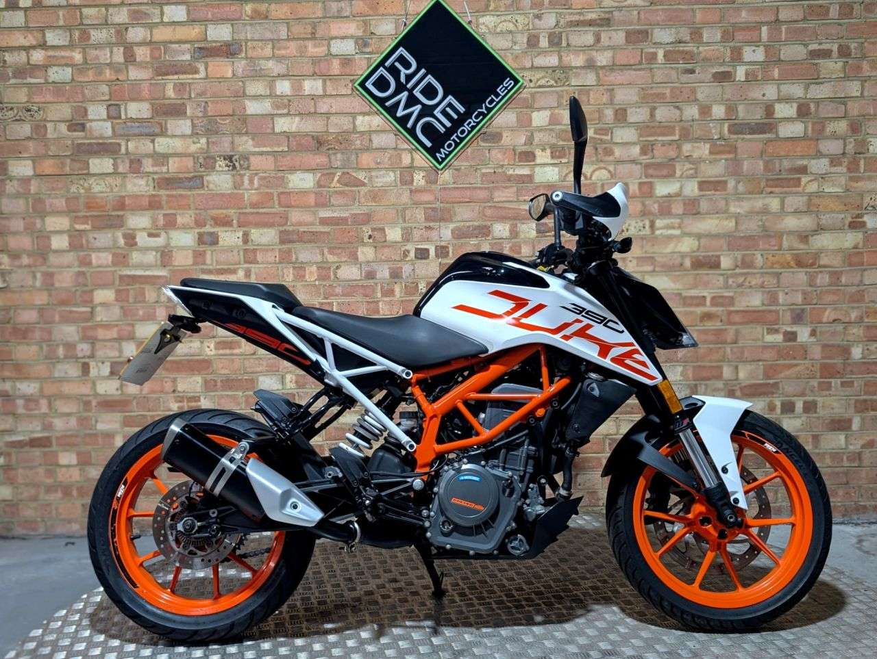 A 2019 KTM 390 DUKE SERVICED - WARRANTY - ULEZ COMPLIANT - TIDY BIKE. LOW MILEAGE - ULEZ COMPLI A 2019 KTM 390 DUKE SERVICED - WARRANTY - ULEZ COMPLIANT - TIDY BIKE. LOW MILEAGE - ULEZ COMPLI