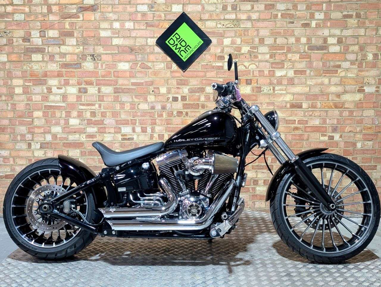 A 2016 HARLEY-DAVIDSON FXSB BREAKOUT. 548 MILES. LOADED WITH EXTRAS. EXCEPTIONAL BIKE. LOADED WITH EXTR A 2016 HARLEY-DAVIDSON FXSB BREAKOUT. 548 MILES. LOADED WITH EXTRAS. EXCEPTIONAL BIKE. LOADED WITH EXTR