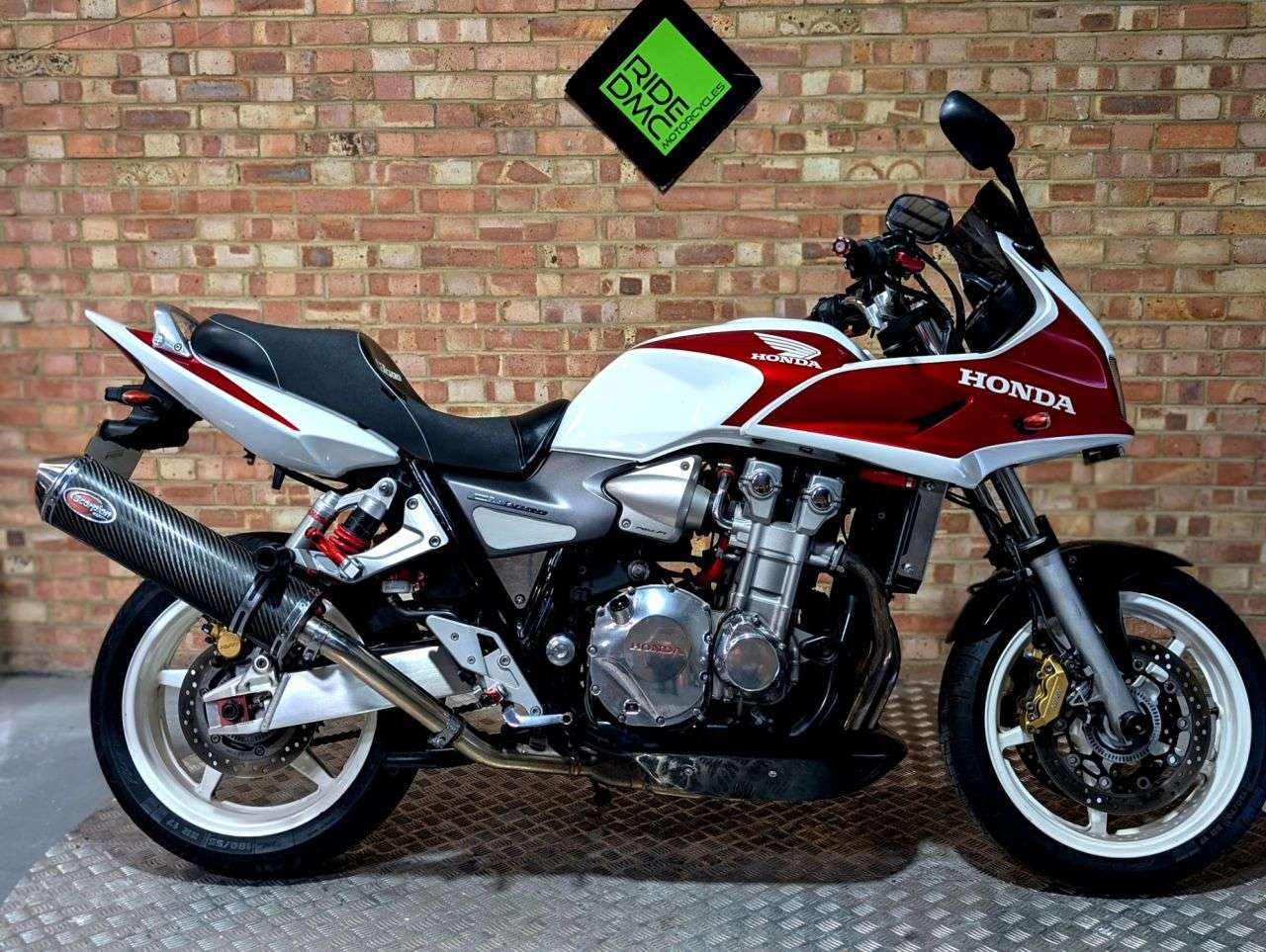 A 2005 HONDA CB1300 GOOD CONDITION. NICE EXTRAS. SERVICED. NICE EXTRAS A 2005 HONDA CB1300 GOOD CONDITION. NICE EXTRAS. SERVICED. NICE EXTRAS