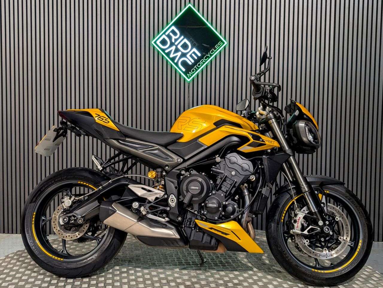 A 2023 TRIUMPH STREET TRIPLE 765 RS - TOP SPEC - FSH - LOVELY BIKE. WhatsApp 07592 487322 A 2023 TRIUMPH STREET TRIPLE 765 RS - TOP SPEC - FSH - LOVELY BIKE. WhatsApp 07592 487322