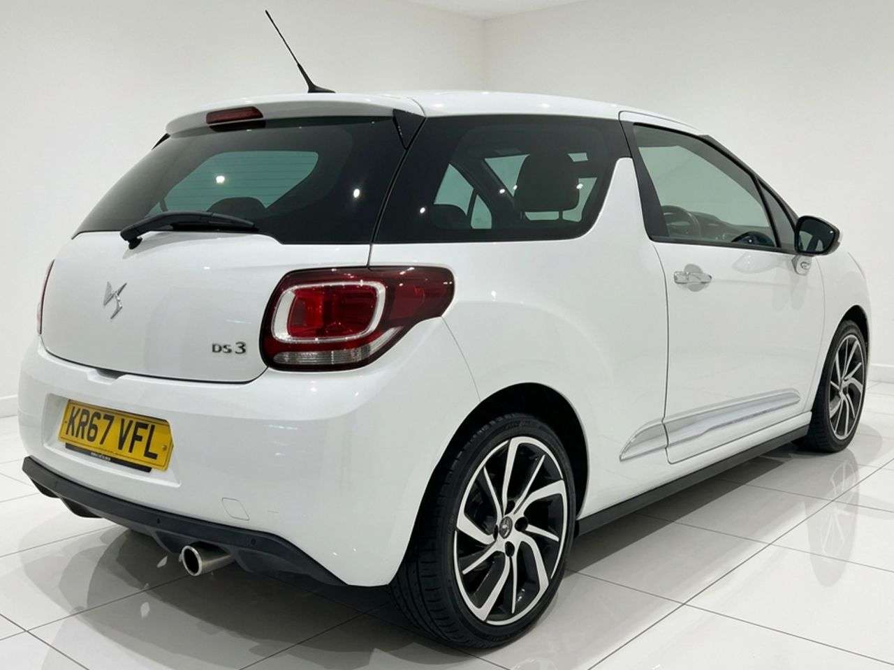 A 2017 DS AUTOMOBILES DS 3 1.6 BlueHDi Connected Chic Hatchback 3dr Diesel Manual Euro 6 (s/s) (100 ps A 2017 DS AUTOMOBILES DS 3 1.6 BlueHDi Connected Chic Hatchback 3dr Diesel Manual Euro 6 (s/s) (100 ps