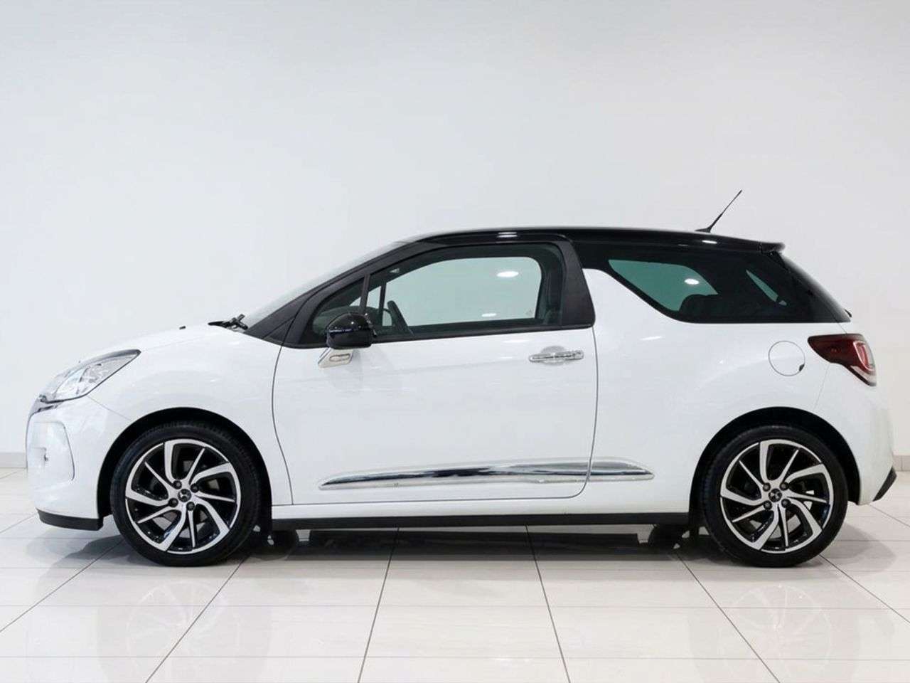 A 2017 DS AUTOMOBILES DS 3 1.6 BlueHDi Connected Chic Hatchback 3dr Diesel Manual Euro 6 (s/s) (100 ps A 2017 DS AUTOMOBILES DS 3 1.6 BlueHDi Connected Chic Hatchback 3dr Diesel Manual Euro 6 (s/s) (100 ps